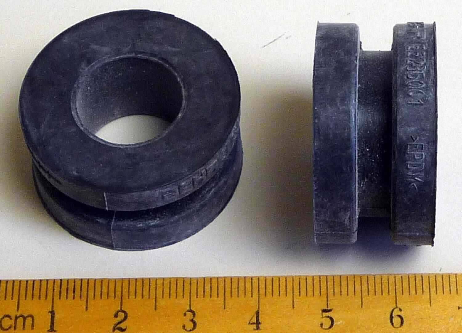 Angaben des Antragstellers:
Entkopplungselement
Verwendungszweck: Dämpfungsfunktion. Das Teil wird in Heizkörper / Klimaanlagen eingebaut.
Material: EPDM-Kautschuk

Untersuchungsergebnisse an Warenmustern:
Ringförmige Formteile mit umlaufender Nut aus einem schwarzen, elastischen Material (Außendurchmesser: ca. 3,3 cm, Innendurchmesser: ca. 1,7 cm; Höhe: ca. 1,6 cm).

Befund:
Es liegt ein Formteil aus Weichkautschuk von der für Kraftfahrzeuge der Positionen 8701 bis 8705 bestimmten Art im Sinne der Unterposition (KN) 4016 9957 vor.