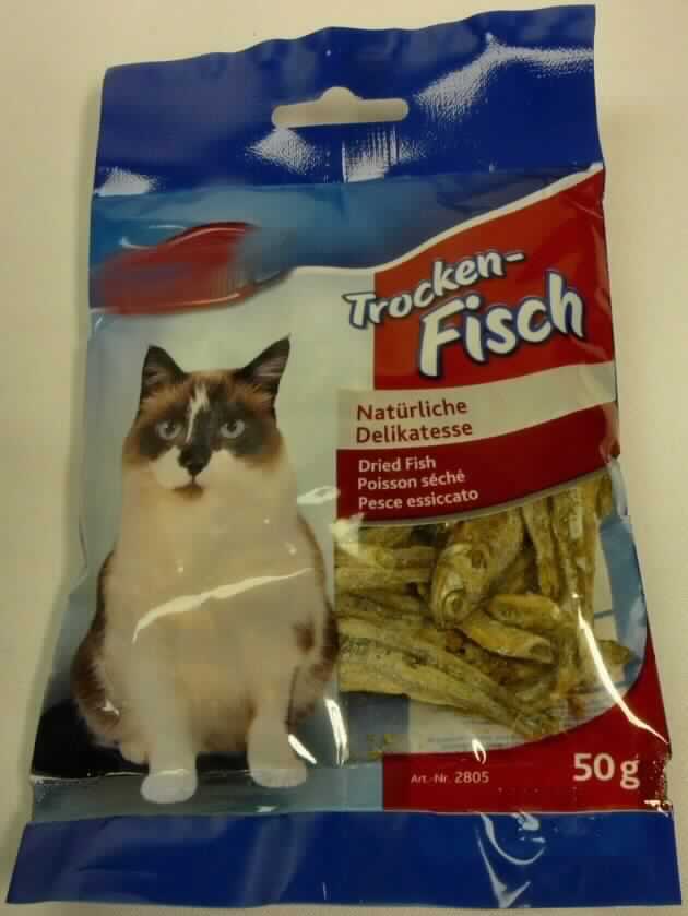 Nach den Antragsangaben, der vorliegenden Warenprobe und den ergänzenden Angaben handelt es sich um kleine, ganze, getrocknete Fische (Anchovis), ohne weitere Zusätze.
Die Fische sind in einer Verpackung mit einem Gewicht von 50 g verpackt und als Katzensnack (Tierfutter) für den Einzelverkauf aufgemacht.

Die Einreihung setzt voraus, dass es sich nach der grenzveterinärrechtlichen Beurteilung zum Zeitpunkt der Einfuhr um ein für die menschliche Ernährung ungeeignetes (ungenießbares) Erzeugnis handelt.

Zolltarifrechtlich handelt es sich um nicht lebende Tiere des Kapitels 3, anderweit weder genannt noch inbegriffen, ungenießbar.