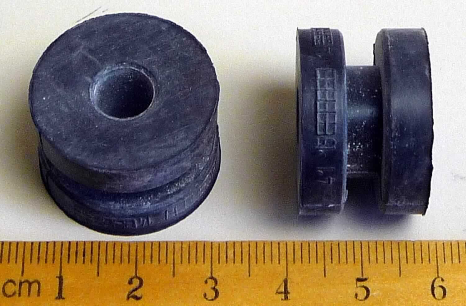 Angaben des Antragstellers:
Entkopplungselement
Verwendungszweck: Dämpfungsfunktion. Das Teil wird in Heizkörper / Klimaanlagen eingebaut.
Material: EPDM-Kautschuk

Untersuchungsergebnisse an Warenmustern:
Ringförmige Formteile mit umlaufender Nut aus einem schwarzen, elastischen Material (Außendurchmesser: ca. 2,5 cm, Innendurchmesser: ca. 0,8 cm; Höhe: ca. 1,6 cm).

Befund:
Es liegt ein Formteil aus Weichkautschuk von der für Kraftfahrzeuge der Positionen 8701 bis 8705 bestimmten Art im Sinne der Unterposition (KN) 4016 9957 vor.