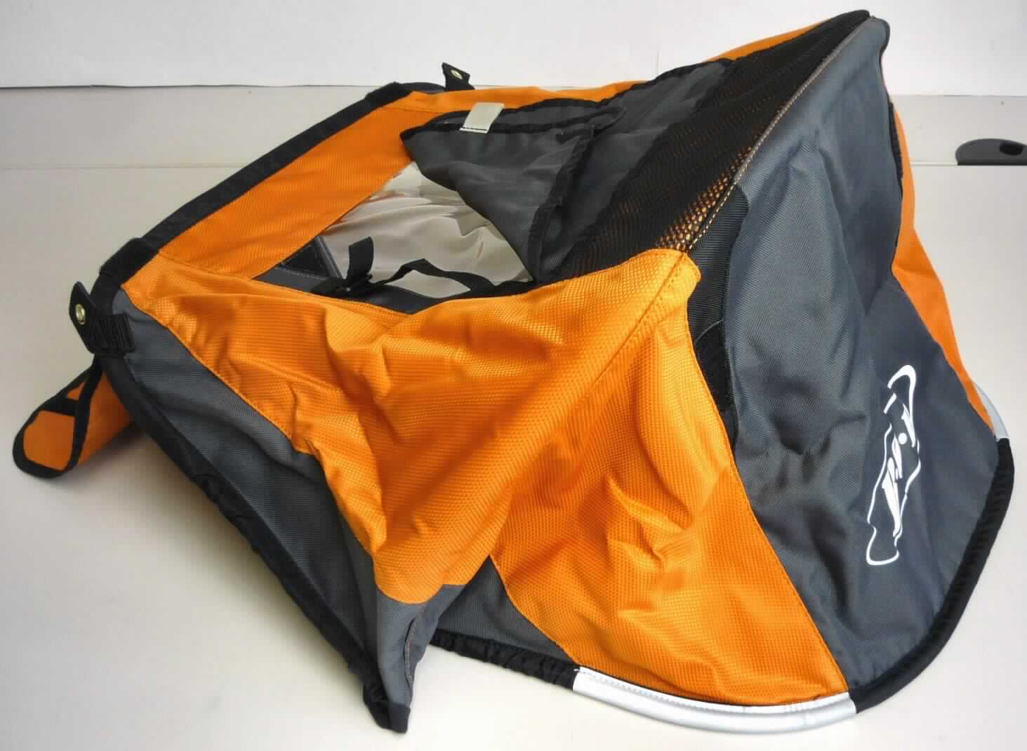 Teil für Kinderwagen, sog. Verdeck (Canopy-Hood Assy complete orange), Fotos siehe Anlage,
- halbrunder, faltbarer Zuschnitt aus Spinnstoffen, 
- mit einem Sichtfenster aus klarsichtigem Kunststoff, mit einem Spinnstoffzuschnitt abdeckbar,
- an den Enden und mittig formgebend jeweils auf einen Metallbügel aufgezogen,
- der mittige und am vorderen Ende angebrachte Metallbügel ist zum Anbringen des Verdecks 
  am Kinderwagen hohl und mit Lochungen versehen,
- dient als Sonnen - und Windschutz,
- durch die spezifische Form und Ausstattung erkennbar ausschließlich für Kinderwagen bestimmt.

"Teil für Kinderwagen, Verdeck"