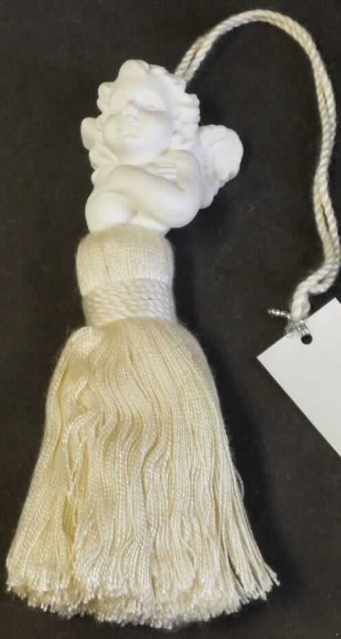 Duftstein-Engel mit Quaste

Bei der vorliegenden Ware handelt es sich nach den Angaben um ca. 14 cm lange Engel (Putten) aus Polyresin mit einer Quaste aus Kunstfaser-Baumwollmischung am unteren Ende und einem Aufhänger am oberen Ende. Die Ware soll zur Raumbeduftung verwendet werden und weist einen intensiven Geruch auf. Fünfzehn dieser Engel sind zusammen in einer mit einem Leinentuch ausgelegten Pappkartonschachtel für den Einzelverkauf aufgemacht.

Zolltariflich handelt es sich um eine Zubereitung zum Parfümieren von Räumen.