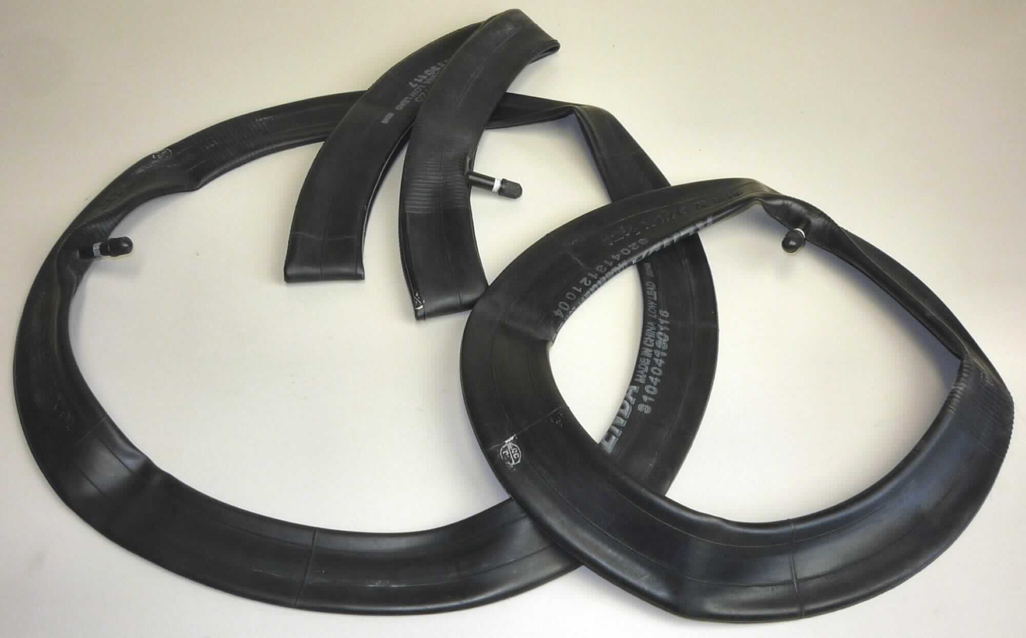 Angaben des Antragstellers:
Reifenschläuche für Kinderwagen aus Kautschuk im Set von 3 Schläuchen (Wheel Tube Set)

Feststellungen an einem Warenmuster:
Set aus 3 schwarzen Luftschläuchen mit Spezialventilen. Die Luftschläuche haben die Abmessungen 16 x 1,75 / 2,125 (2 Schläuche) und 12-1/2 x 1,72 x 2-1/4 (1 Schlauch).

Befund:
Luftschläuche aus Kautschuk von der für andere Fahrzeuge als unter den Unterpositionen 4013 1000 oder 4013 2000 genannten Art.