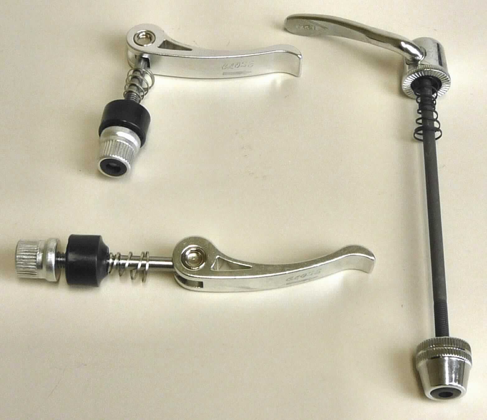 Teil für Kinderwagen, sog. Quick Release-Schnellspanner, Foto siehe Anlage,
Schnellspanner-Satz vorne + hinten, bestehend aus:
- einer ca. 150 mm langen Metallachse mit zwei losen Federn; an einem Ende mit einem 
  Gewinde versehen auf das eine speziell geformten Mutter gedreht wird; am anderen Ende mit
  einem ca. 60 mm langen Feststellhebel,
- zwei ca. 70 mm lange Metallachsen, jeweils 
- - mit einer losen Feder und an einem Ende mit einem Gewinde versehen, auf das ebenfalls 
    eine speziell geformten Mutter gedreht wird; 
- - mit einem zwischen Mutter und Feder eingelegten, losen Distanzstück aus Kunststoff,
- - am anderen Ende mit einem ca. 70 mm langen Feststellhebel versehen,
- zum schnellen Fixieren der drei Räder an einem Kinderwagen,
- erkennbares Teil (Set) zur hauptsächlichen Verwendung an Kinderwagen.

"Teil für Kinderwagen, Schnellspanner"