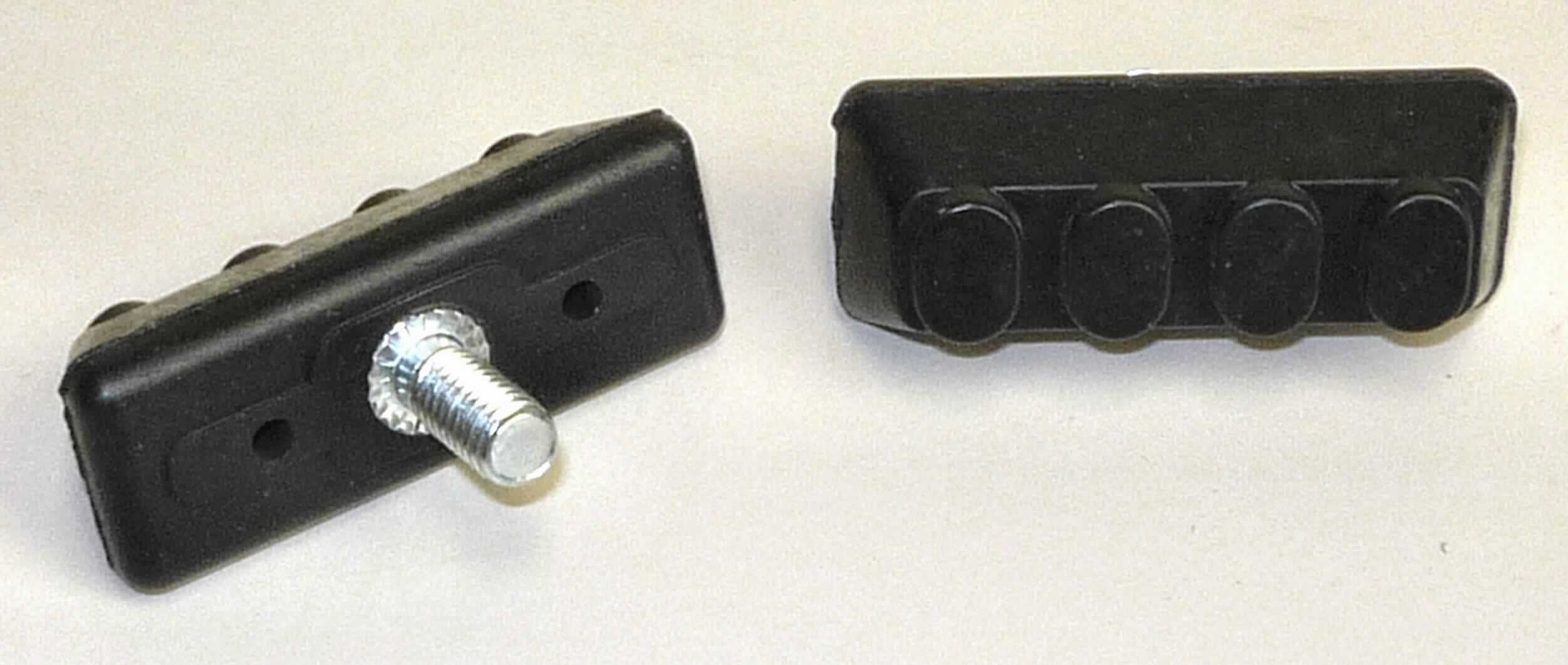 Teile für Kinderwagen, sog. Bremsbeläge für Felgenbremsen, Foto siehe Anlage,
Bremsschuhe (Paar),
- jeweils bestehend aus einer Grundplatte (Trägerplatte) aus unedlem Metall mit einem fest 
  angebrachten Stift mit Gewinde zur Befestigung,
- die Grundplatte ist mit einem im Querschnitt trapezförmig geformten Belag aus Kautschuk 
  überzogen,
- die Bremsschuhe sind erkennbar zur hauptsächlichen Verwendung an Felgenbremsen von 
  Kinderwagen bestimmt,
- da hinsichtlich der Verwendung und des Umfangs der Kautschukanteil und der Metallanteil
  als gleichbedeutend anzusehen sind, kann keinem Bestandteil eine charakterbestimmende 
  Eigenschaft zuerkannt werden; die Ware ist somit der von den gleichermaßen in Betracht 
  kommenden Positionen (4016 / 8715) in der Nomenklatur zuletzt genannten zuzuweisen,
 
"Teile für Kinderwagen, Bremsschuhe"