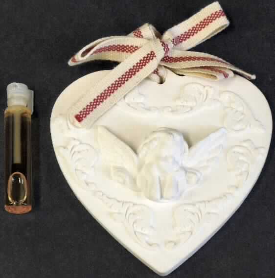 Duftherz

Bei der vorliegenden Ware handelt es sich um eine Warenzusammenstellung bestehend aus einem ca. 8,5 cm x 8,5 cm großen, duftende Herz aus Polyresin mit einem stilisierten Engel sowie einer Stoffschleife am oberen Rand und einem Flakon mit einer gelben, intensiv riechenden Flüssigkeit. Die Ware soll zur Raumbeduftung verwendet werden indem die Flüssigkeit auf das Herz aufgetragen wird. Sie ist in einer Pappkartonschachtel mit Kunststoffdeckel für den Einzelverkauf aufgemacht.

Zolltariflich handelt es sich um eine Zubereitung zum Parfümieren von Räumen.