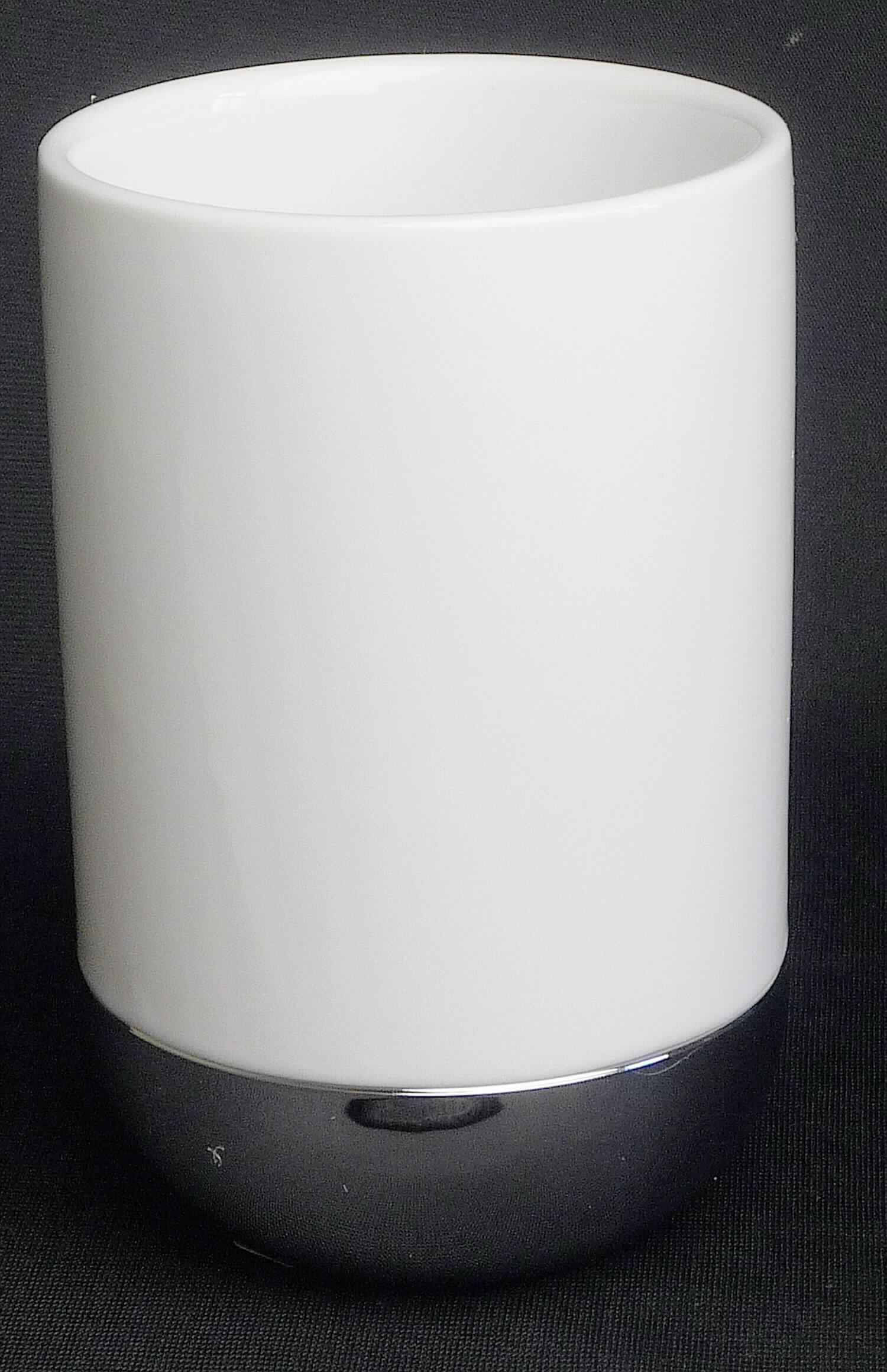 Keramischer Toilettengegenstand, sog. Keramik Zahnputzbecher Melfi, Artikel 21646100, Foto siehe Anlage,
- weißer, glasierter, henkelloser Becher,
- mit rundem Querschnitt; in den Abmessungen: ca. 7 cm (Durchmesser) x 11 cm (Höhe),
- keramisches Erzeugnis, nach der Formgebung gebrannt, tonmineralhaltiges Material enthaltend, 
- - nach dem Ergebnis der wissenschaftlichen Untersuchung aus Porzellan bestehend,
- mit einem abgerundeten Fuß aus verchromtem Kunststoff,
- zur Verwendung als Zahnputzbecher bestimmt.

"Toilettengegenstand, aus Porzellan"