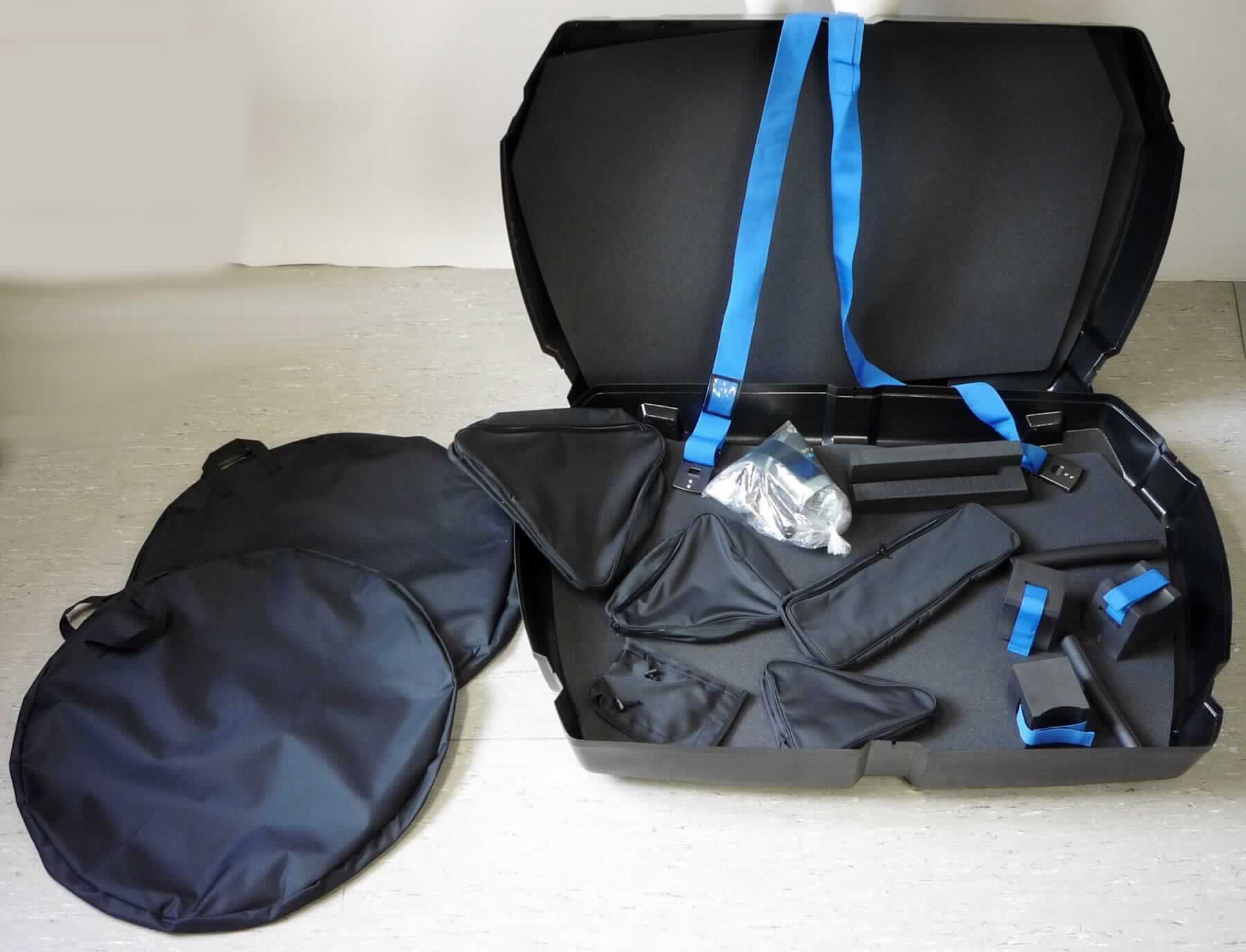Warenzusammenstellung, bestehend aus einem reisekofferähnlichen Behältnis (zur Aufnahme eines Fahrrads),
sechs Taschen und Schutz-Elementen, sog. Fahrradtransportkoffer bike guard curv, Artikel 96015, Foto siehe
Anlage,
- in Aufmachung für den Einzelverkauf (die Taschen und Schutz-Elemente befinden sich in dem reisekofferähn-
  lichen Behältnis),
- zur Befriedigung eines speziellen Bedarfs zusammengestellt (Transport eines Fahrrads),
- reisekofferähnliches Behältnis (zur Aufnahme eines Fahrrads): 
- - zerlegt eingehend,
- - mit einer Außenseite aus formgepresstem Kunststoff (laut Antrag aus curv (bestehend aus Polypropylen)),
- - - bestehend aus zwei Halbschalen,
- - mit einem Griff zum Ziehen des Koffers und mit vier Rollen ausgestattet,
- - mit angenieteten Gurten zum Verschließen des Koffers,
- - innen mit angeklebten und eingelegten Schaumstoffmatten zum Schutz des Kofferinhalts,
- - in den Abmessungen: ca. 130 cm (Breite) x 16 cm (Höhe) x 87 cm (Tiefe),
- Taschen (ähnliche Behältnisse):
- - zwei Laufradtaschen,
- - - mit Außenseiten aus Spinnstoffen, mit einem halbseitig umlaufenden Reißverschluss; für 29"-Räder ausgelegt,
- - vier weitere Taschen (drei dreieckige, eine quaderförmige),
- - - mit Außenseiten aus Spinnstoffen; mit Reißverschlüssen; zur Aufnahme weiterer Fahrradausstattung,
- Schutz-Elemente:
- - ein Schaltaugen-Schutz (konfektionierte Spinnstoffware),
- - - aus Spinnstoffgeweben; mit Klettbändern und Zugkordeln ausgestattet,
- - weitere Schutzelemente aus Schaumkunststoff; zum Teil mit Gurten ausgestattet,
- im Hinblick auf den Umfang und die Verwendung verleiht das reisekofferähnliche Behältnis der Warenzusammen-
  stellung den wesentlichen Charakter.
 
"Reisekofferähnliches Behältnis, mit Außenseite aus formgepresstem Kunststoff"
