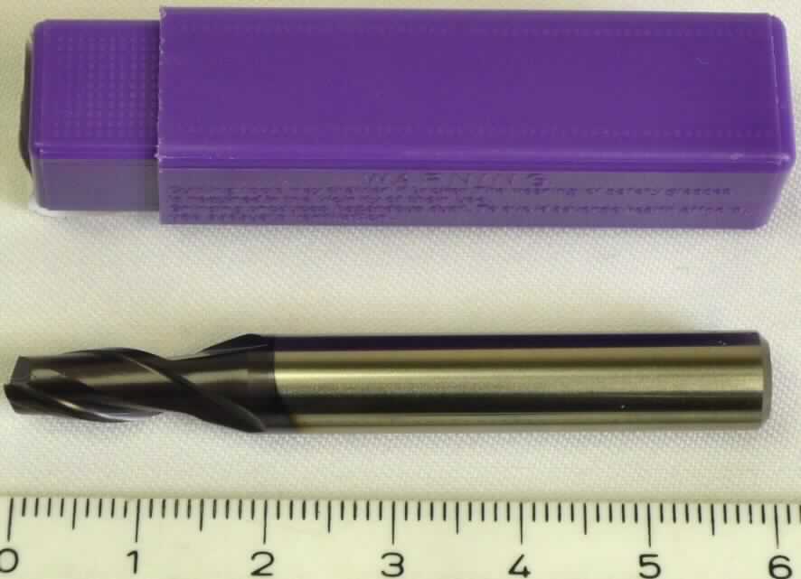 "Fräser"; es handelt sich um auswechselbare Werkzeuge aus Schnellarbeitsstahl zur Verwendung in Werkzeugmaschinen zur spanabhebenden Bearbeitung von Metallen. Sie weisen an einem Ende einen zylindrischen Schaft auf und sind am anderen Ende zu einem Fräskopf ausgeformt. Die Erzeugnisse weisen innerhalb einer Serie verschiedene Abmessungen auf, die verschiedenen Serien weisen ebenfalls unterschiedliche Abmessungen und Fräskopfformen auf.
Sie sind in einer Kunststoffverpackung aufgemacht.

Abbildung (exemplarisch) siehe Anlage.

Derartige Erzeugnisse gehören als "auswechselbare Werkzeuge zur Verwendung in Werkzeugmaschinen (Fräswerkzeuge), für die Metallbearbeitung, mit arbeitendem Teil aus unedlem Metall, Schaftfräser" zum TARIC-Code 8207 7031 00.