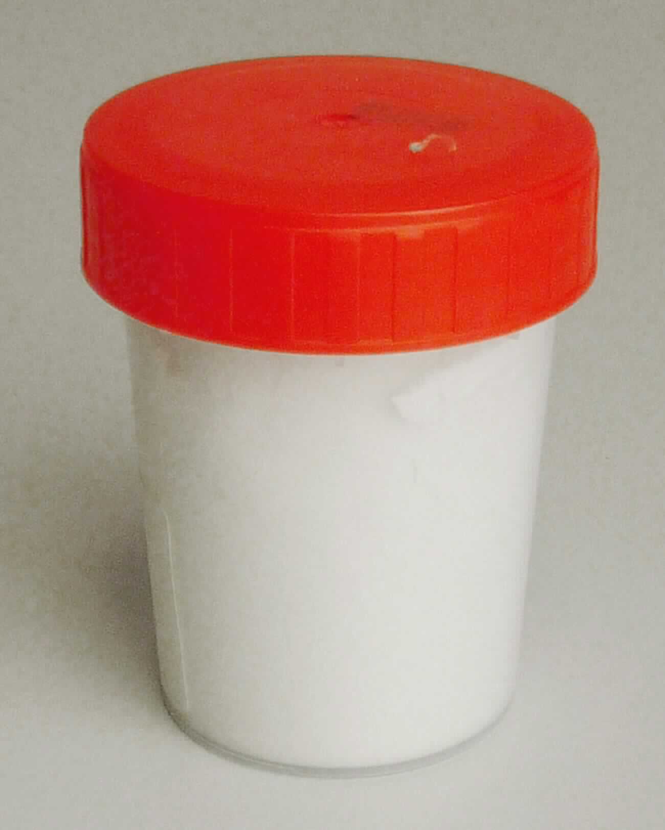 Angaben:
Milchproteinpulver; hergestellt aus frischer Magermilch mittels Pasteurisation, Mikrofiltration und Sprühtrocknung; verwendet in der Lebensmittelindustrie; Proteingehalt (N x 6,38) bezogen auf die Trockenmasse: mehr als 85 GHT.

Warenbeschreibung: 
Weißes, feines, arttypisch riechendes Pulver; aufgemacht in einer Probendose.

Befund:
Den Konzentraten aus Milcheiweiß im Sinne der Zusätzlichen Anmerkung 1 zu Kap 35 ähnliches Erzeugnis.
