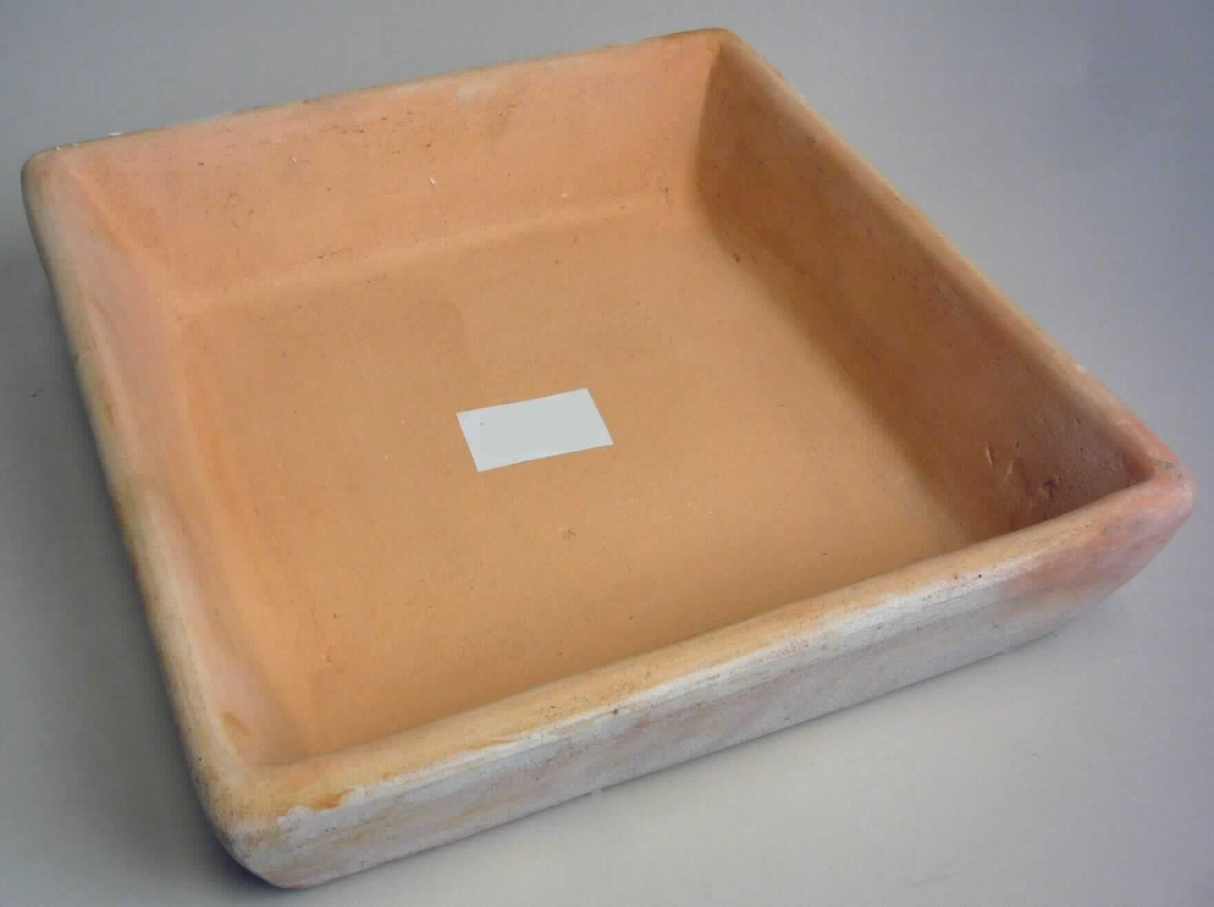 Keramischer Ziergegenstand, sog. Untersetzer Terracotta, Art. 172562, Abbildung siehe Anlage
(Beschreibung gilt auch für den Art. 172560 mit abweichenden Abmessungen),
- unglasierte, nahezu quadratische Schale mit hochgezogenem Rand,
- mit einer Kantenlänge von ca. 29 cm und einer Höhe von ca. 8 cm,
- keramisches Erzeugnis, nach der Formgebung gebrannt, tonmineralhaltiges Material,
- nach dem Ergebnis der wissenschaftlichen Untersuchung aus gewöhnlichem Ton,
- ohne Hinweise auf Handarbeit,
- keine Ware der Position 6914, weil die naturbelassene Oberfläche des gebrannten Tons mit leichten
  Lasuren einen Zierwert aufweist.

"Ziergegenstand, aus gewöhnlichem Ton, nicht handgearbeitet"