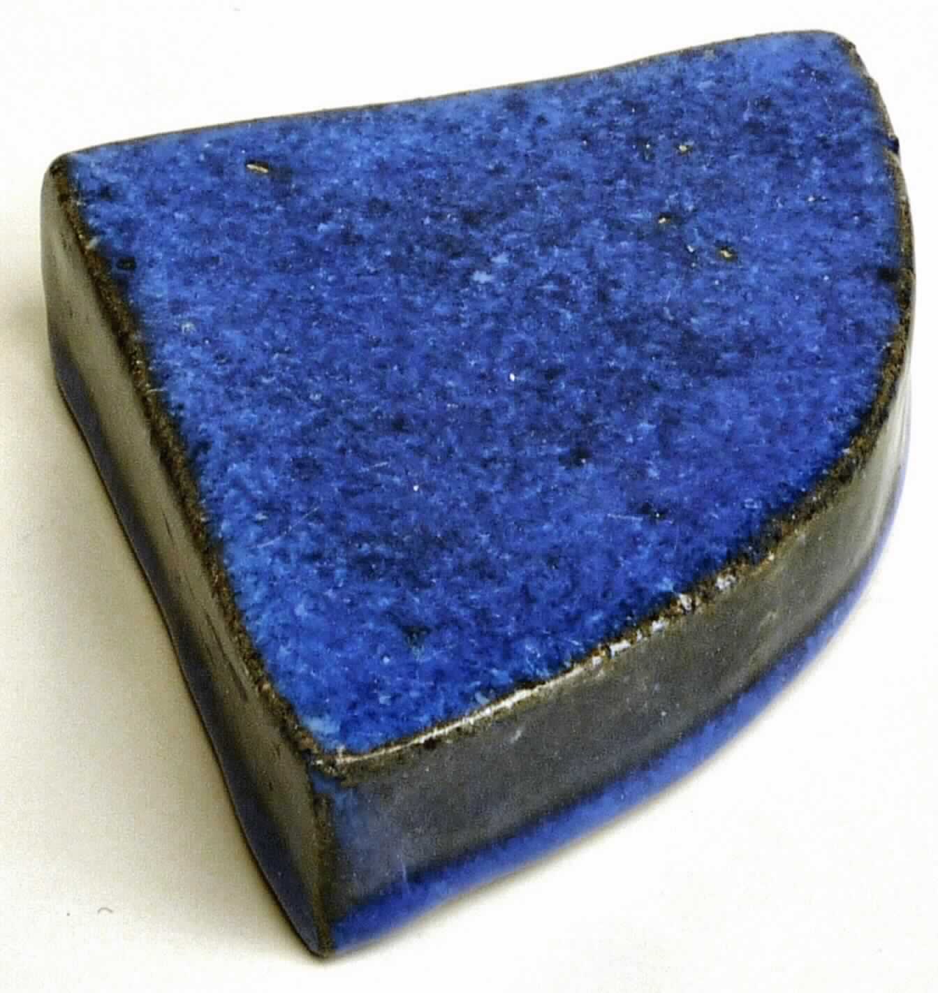 Keramischer Ziergegenstand, sog. Fuß Viertel, Art. 172582, Abbildung siehe Anlage
- auf der Oberseite blau und an den Seiten schwarz glasierter Viertelkreis als Stellvorrichtung,
- mit einer Schenkellänge von ca. 10 cm und einer Höhe von ca. 2,5 cm,
- keramisches Erzeugnis, nach der Formgebung gebrannt, tonmineralhaltiges Material,
- nach dem Ergebnis der wissenschaftlichen Untersuchung aus gewöhnlichem Ton,
- ohne Hinweise auf Handarbeit,
- keine Ware der Position 6914, weil die schwarz und blaue Glasur einen Zierwert aufweist.

"Ziergegenstand, aus gewöhnlichem Ton, nicht handgearbeitet"