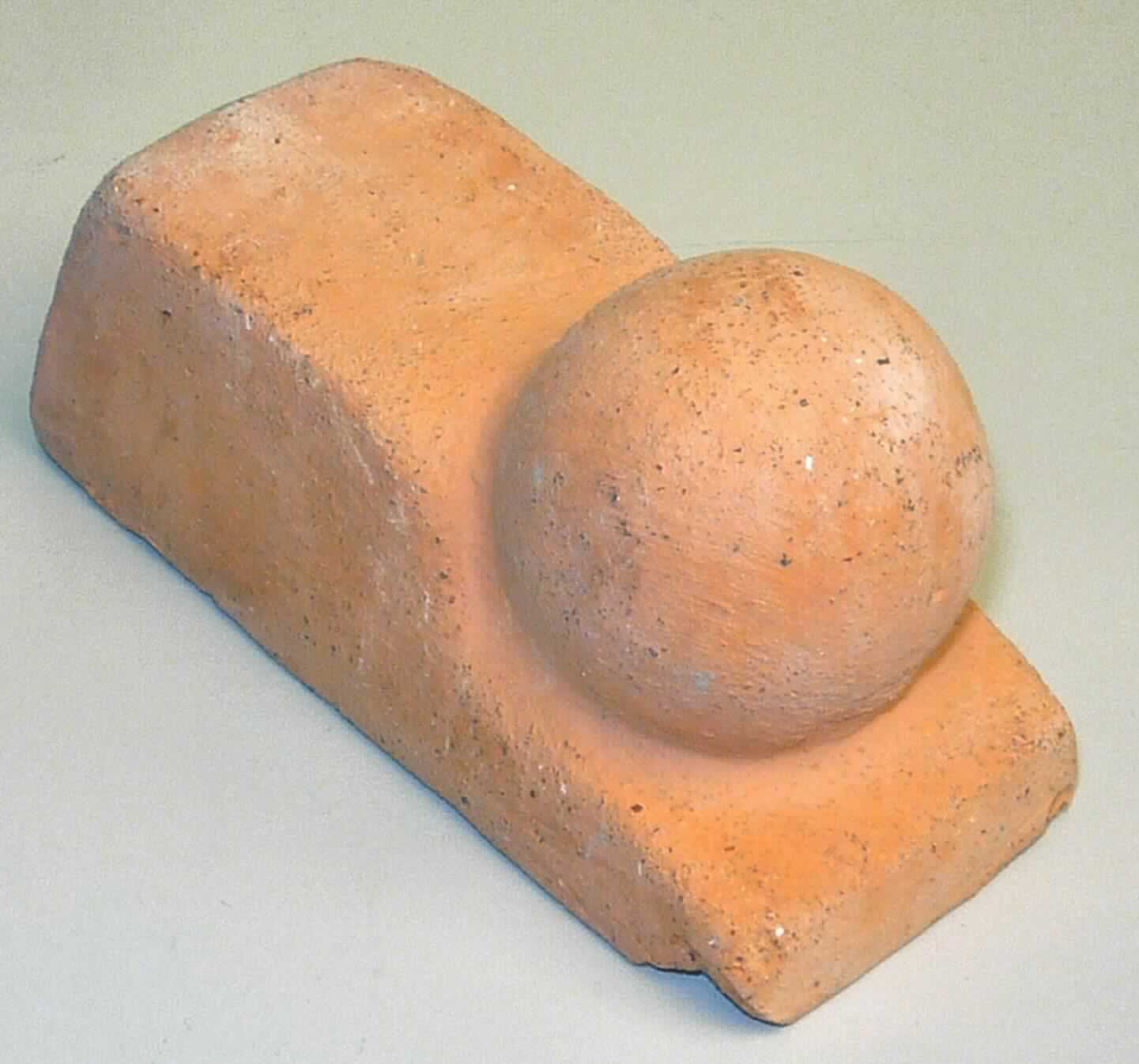 Keramischer Ziergegenstand, sog. Mini Kuss Kugel, Art. 172578, Abbildung siehe Anlage
- unglasierte, kleine Skulptur,
- in den Abmessungen 9,2 cm (L) x 3,9 cm (B) x 4,4 cm (H),
- keramisches Erzeugnis, nach der Formgebung gebrannt, tonmineralhaltiges Material,
- nach dem Ergebnis der wissenschaftlichen Untersuchung aus gewöhnlichem Ton,
- ohne Hinweise auf Handarbeit,
- keine Ware der Position 6914, weil die naturbelassene Oberfläche des gebrannten Tons einen Zierwert aufweist.

"Ziergegenstand, aus gewöhnlichem Ton, nicht handgearbeitet"