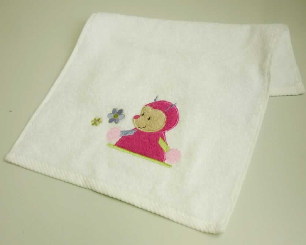 Wäsche zur Körperpflege, sog. Kinderhandtuch, Art. 7161625, Foto siehe Anlage,
- rechteckig, in den Abmessungen von ca. 50 cm x 32 cm, 
- aus ca. 3,8 mm dicken, einfarbigen Schlingengeweben nach Art der Frottiergewebe aus laut Antrag 
  100 % Baumwolle,
- an allen Seiten durch Umschlagen und Festnähen gesäumt (somit konfektioniert),
- mit einer Applikationsstickerei verziert,
- mit einem Etikett mit Waschanleitung versehen,
- wird üblicherweise gewaschen.

"Wäsche zur Körperpflege, aus Spinnstoffen, aus Frottierware aus Baumwolle, aus Geweben"