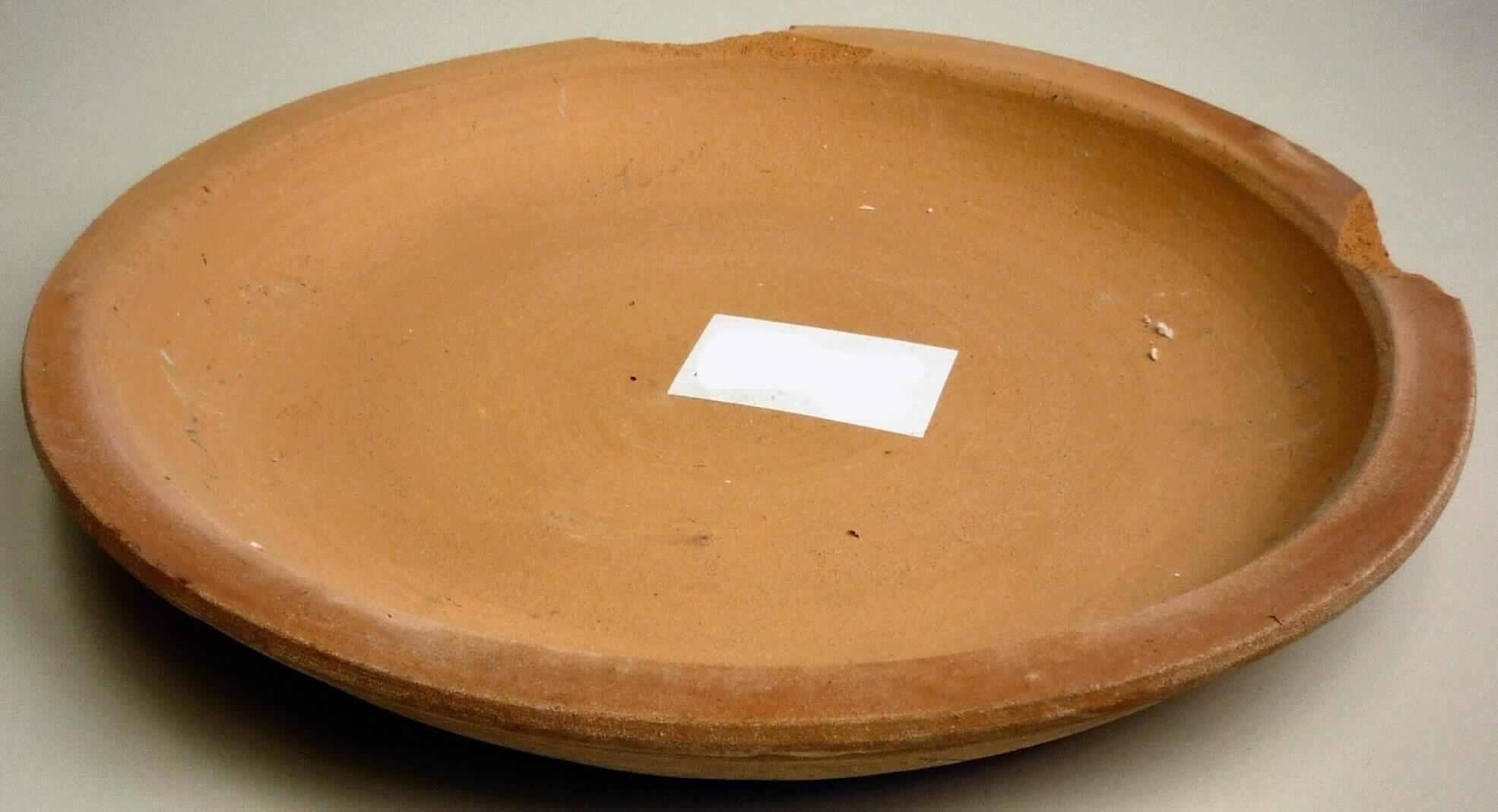 Keramischer Ziergegenstand, sog. Untersetzer Terracotta rund, Art. 172554, Abbildung siehe Anlage
(Beschreibung gilt auch für die Art. 172553, 172555 und 172559 mit abweichenden Abmessungen),
- unglasierte, runde, flache Schale mit Rand,
- mit einem Durchmesser von ca. 25 cm und einer Höhe von ca. 3 cm,
- keramisches Erzeugnis, nach der Formgebung gebrannt, tonmineralhaltiges Material,
- nach dem Ergebnis der wissenschaftlichen Untersuchung aus gewöhnlichem Ton,
- ohne Hinweise auf Handarbeit,
- keine Ware der Position 6914, weil die naturbelassene Oberfläche des gebrannten Tons einen Zierwert aufweist.

"Ziergegenstand, aus gewöhnlichem Ton, nicht handgearbeitet"