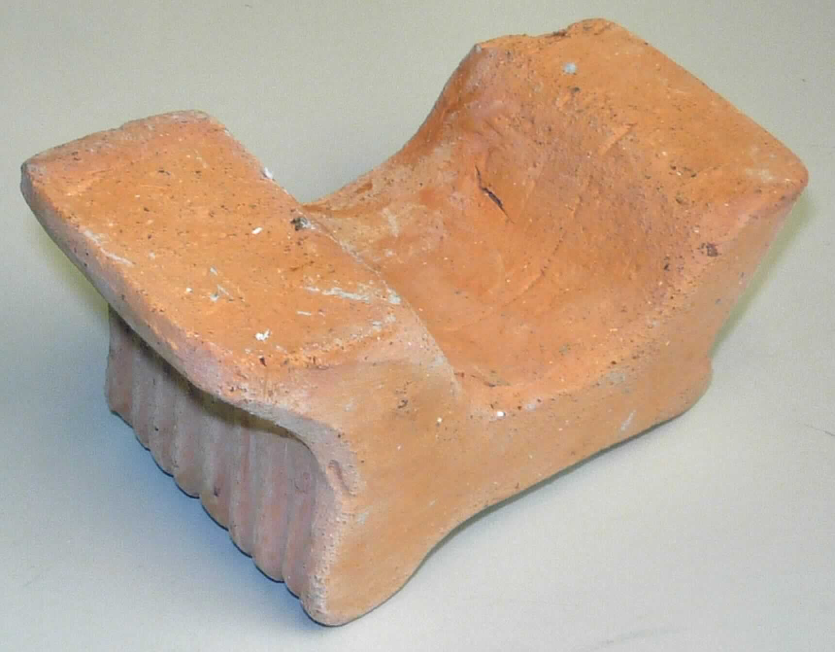 Keramischer Ziergegenstand, sog. Fuß pot mini Terracotta, Art. 172570, Abbildung siehe Anlage
- unglasierte, brückenähnliche Stellvorrichtung,
- in den Abmessungen 11,1 cm (L) x 5,9 cm (B) x 5,8 cm (H),
- keramisches Erzeugnis, nach der Formgebung gebrannt, tonmineralhaltiges Material,
- nach dem Ergebnis der wissenschaftlichen Untersuchung aus gewöhnlichem Ton,
- ohne Hinweise auf Handarbeit,
- keine Ware der Position 6914, weil die naturbelassene Oberfläche des gebrannten Tons einen Zierwert aufweist.

"Ziergegenstand, aus gewöhnlichem Ton, nicht handgearbeitet"