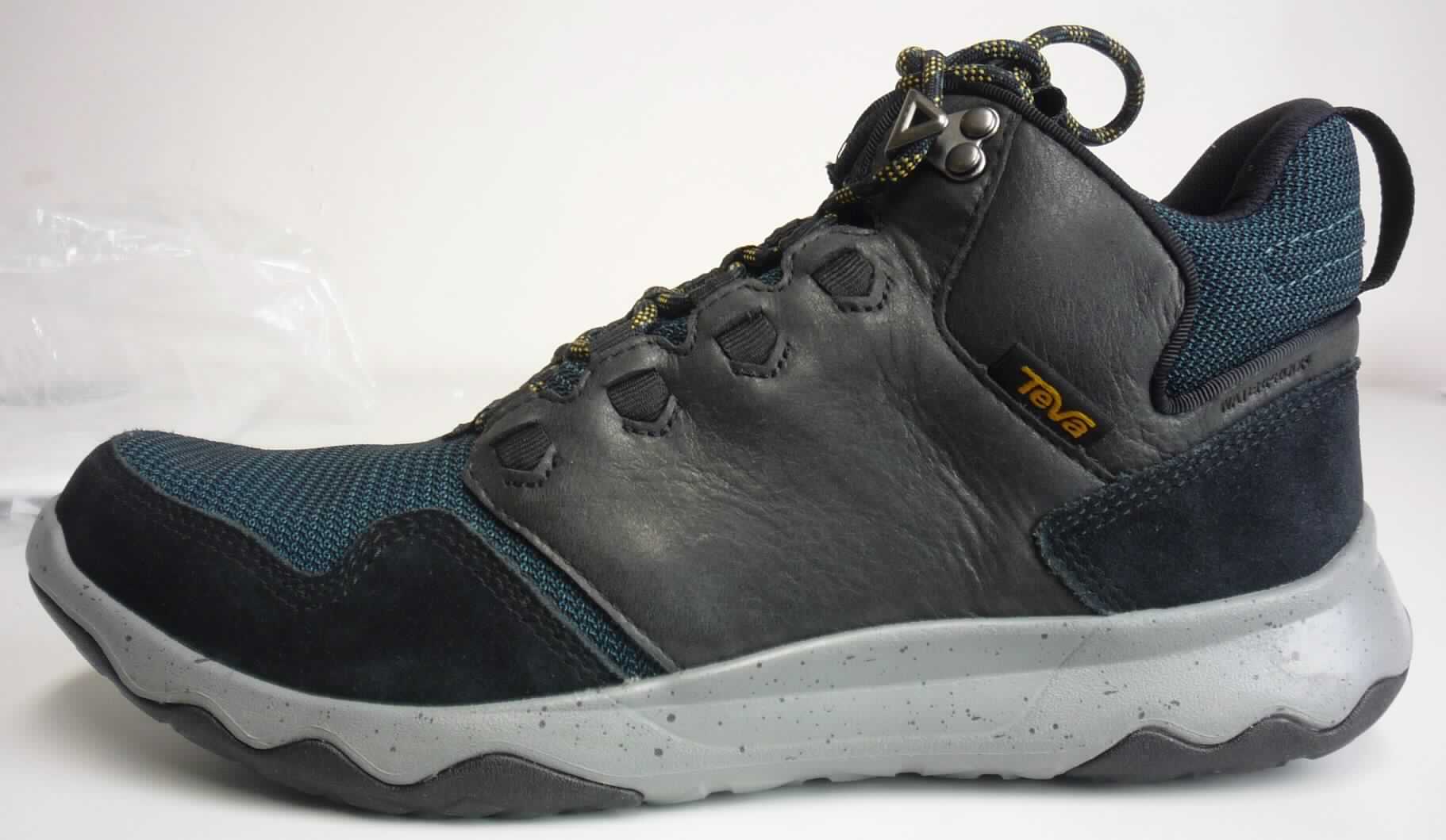 Freizeitschuhe (lt. Antrag: "1012484 - Teva- M Arrowood Mid WP, Freizeitschuh für Männer", Foto siehe Anlage)
- mit Laufsohlen aus (lt. Antrag) Kunststoff; ohne Hauptsohle aus Holz,
- mit Oberteil (geschlossenes Blatt) aus Leder (den größten Teil der Außenfläche bildend) und Spinnstoff,
- mit Schnürsenkelverschluss mit abstehenden Metallhaken,
- ohne Metallschutz in der Vorderkappe,
- den Knöchel, jedoch nicht die Wade bedeckend,
- mit einer Länge der Innensohle von mehr als 24 cm,
- für Männer (u. a. weiter Schnitt)

"Schuhe mit Laufsohlen aus Kunststoff und Oberteil aus Leder, andere als in den
 UPos. 6403 1200 bis 6403 9111 genannt, für Männer"