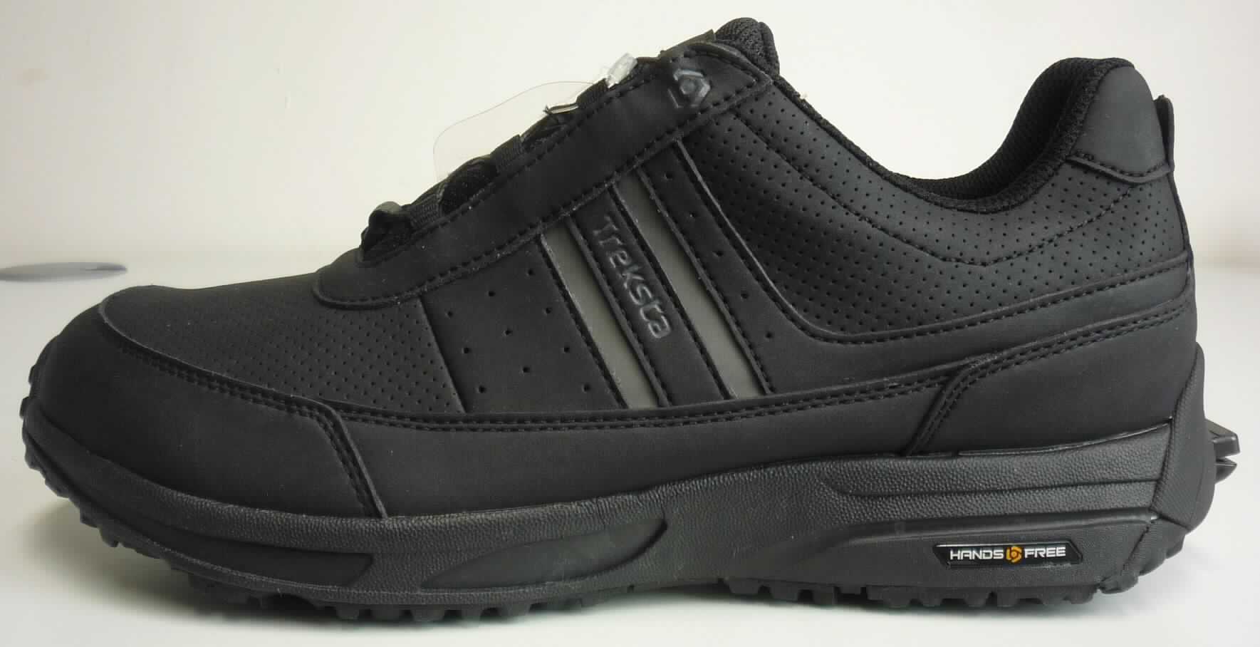 Halbschuhe (lt. Antrag: "T077- Treksta Hands Free 110, Freizeitschuh für Männer", Foto siehe Anlage)
- mit Laufsohlen aus (lt. Antrag) Kunststoff,
- mit Oberteil (geschlossenes Blatt) aus Kunststoff (Spinnstoff mit einer mit bloßem Auge wahrnehmbaren 
  Außenschicht aus Kunststoff),
- auf das Oberteil sind Verstärkungsteile aus Kunststoff aufgesetzt,
- mit Drehradverschluss, 
- nicht mit Dornen, Krampen, Klammern, Stollen oder ähnlichen Vorrichtungen versehen 
  oder für deren Anbringung hergerichtet (keine Sportschuhe),
- nicht den Knöchel bedeckend,
- ohne Metallschutz in der Vorderkappe,
- mit einer Länge der Innensohle von mehr als 24 cm,
- für Männer (u. a. weiter Schnitt)

"Schuhe mit Laufsohlen und Oberteil aus Kunststoff, andere als in der Position 6401 
 und in den UPos. 6402 1210 bis 6402 9991 genannt, für Männer"