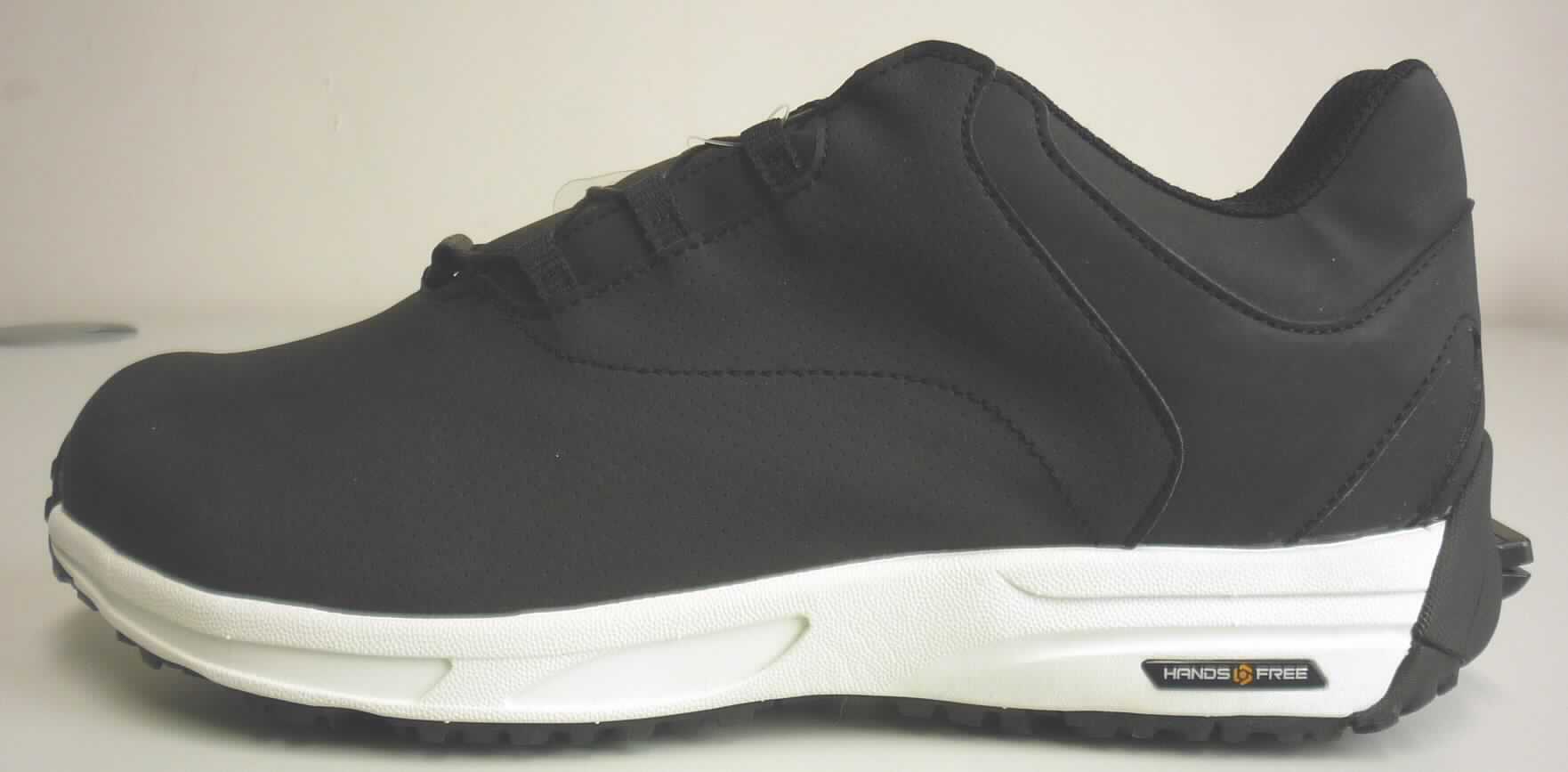 Halbschuhe (lt. Antrag: "T078- Treksta Hands Free 112, Freizeitschuh für Männer", Foto siehe Anlage)
- mit Laufsohlen aus (lt. Antrag) Kunststoff,
- mit Oberteil (geschlossenes Blatt) aus Kunststoff (Spinnstoff mit einer mit bloßem Auge wahrnehmbaren 
  Außenschicht aus Kunststoff),
- mit Drehradverschluss, 
- nicht mit Dornen, Krampen, Klammern, Stollen oder ähnlichen Vorrichtungen versehen 
  oder für deren Anbringung hergerichtet (keine Sportschuhe),
- nicht den Knöchel bedeckend,
- ohne Metallschutz in der Vorderkappe,
- mit einer Länge der Innensohle von mehr als 24 cm,
- für Männer (u. a. weiter Schnitt)

"Schuhe mit Laufsohlen und Oberteil aus Kunststoff, andere als in der Position 6401 
 und in den UPos. 6402 1210 bis 6402 9991 genannt, für Männer"