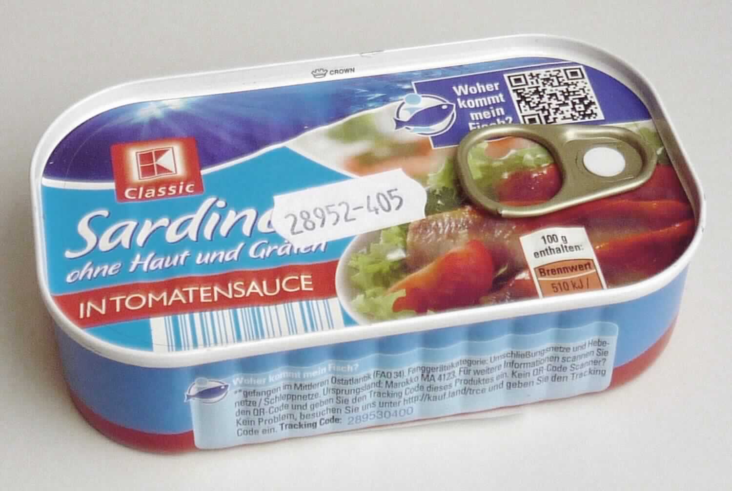 Nach den Angaben der Antragstellerin und der vorgelegten Warenprobe handelt es sich Sardinen in Tomatensauce. Die Lebensmittelzubereitung besteht aus Fischen der Art Sardina pilchardus (Walbaum), ohne Haut, Gräten und Kopf, die in einer zubereiteten Tomatensauce eingelegt sind. Die haltbar gemachten Fischstücke sind in einer bunt bedruckten Konservendose mit Ringpulldeckel (Inhalt 125 g) für den Einzelverkauf verpackt.

Zolltarifrechtlich handelt es sich um Fische, ganz oder in Stücken (nicht fein zerkleinert) zubereitet oder haltbar gemacht, Sardinen der Art Sardina pilchardus in Tomatensauce.
