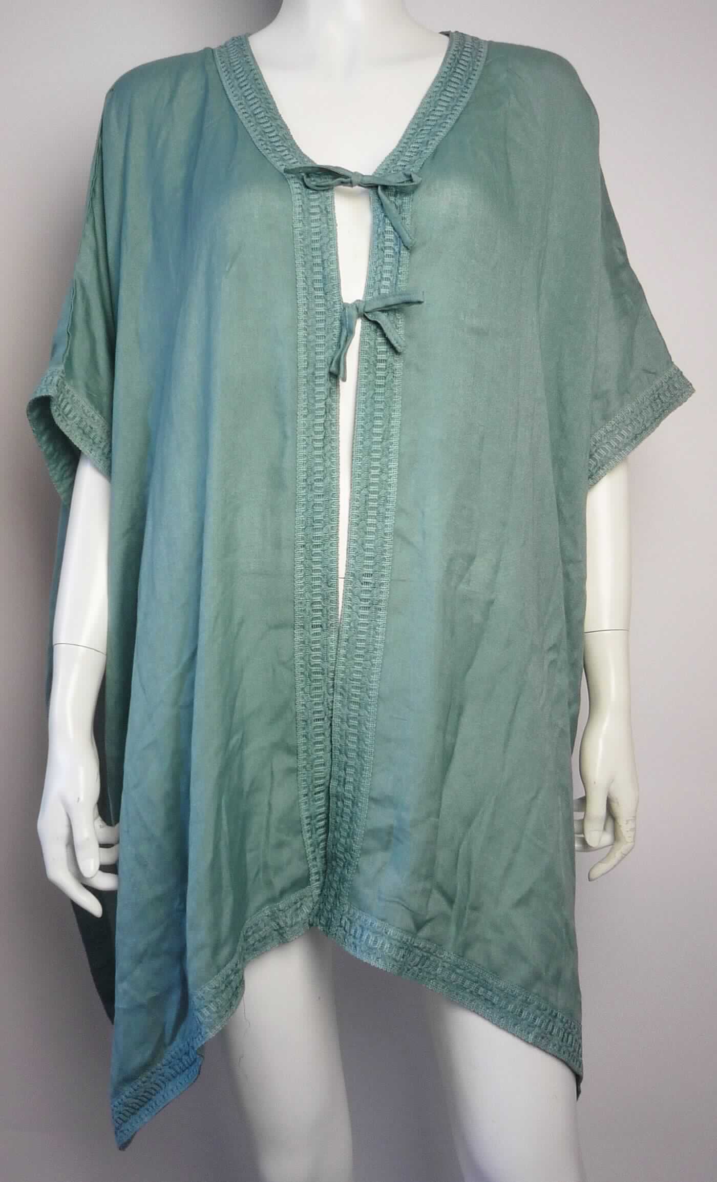 Jacke, sog. Poncho, Art. 0219332.00.70, Saison 506K, in Erwachsenengröße, Foto siehe Anlage,
- aus ca. 0,3 mm dicken, einfarbigen Geweben aus laut Antrag 52 % Viskose und 48 % Modal (beides künstliche
  Chemiefasern),
- über den Schritt reichend (Rückenlänge in getragenem Zustand: ca. 75 cm),
- vorn mit einer durchgehenden Öffnung, die in Brusthöhe mit Bindebändern geschlossen werden kann,
- ohne Hinweise auf den Trägerkreis (unisex),
- mit kurzen, weiten Ärmeln,
- seitlich offen, 
- entlang der Ränder mit einer aufgenähten Borte verziert,
- am unteren Rand durch Umschlagen und Festnähen gesäumt,
- keine Arbeits- und Berufskleidung,
- stellt sich insbesondere aufgrund der Ausstattung (Ärmel) als Jacke dar, u. a. somit kein Umhang.

"Jacke, aus Geweben, für Frauen, aus künstlichen Chemiefasern, keine Arbeits- und Berufskleidung"