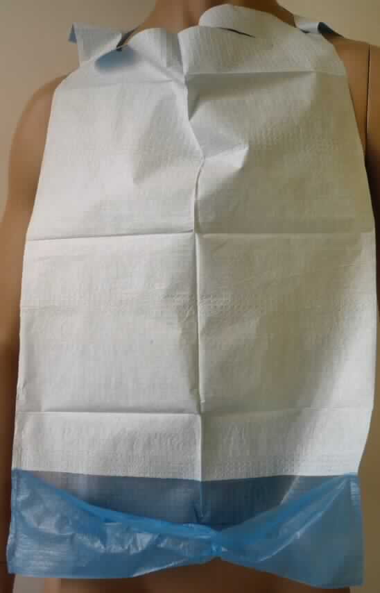 Bei der als "Einmal-Esslätzchen mit Krümeltasche vorne" bezeichneten Ware handelt es sich nach dem vorgelegten Warenmuster und den Angaben der Antragstellerin um ein etwa 65 x 36 cm großes Erzeugnis, bestehend aus einer Lage aus blauer Kunststofffolie (aus Polyethylen, einem Kunststoff im Sinne der Anmerkung 1 zu Kapitel 39), die teilweise mit einer Lage aus weißem Vlies aus Zellstofffasern überzogen ist. Die beide Lagen sind durch Prägen miteinander verbunden. Die flächenmäßig größere Kunststofffolie bildet an der unteren Schmalseite durch Umschlagen und eine Randverschweißung eine etwa 10 cm tiefe (Auffang-) Tasche (Krümeltasche). Im oberen Bereich ist der Einwegartikel mit einer Perforation zum Heraustrennen des Halsausschnitts versehen, der das Umhängen des Lätzchens ermöglicht. Das Lätzchen soll in der Patienten- und Altenpflege beim Essen und Trinken als Wäscheschutz verwendet werden.

Abbildung siehe Anlage. 

Je 50 Esslätzchen sind in einem Beutel verpackt. Eine Verkaufseinheit umfasst 10 Beutel. 

Derartige aus verschiedenen Stoffen zusammengesetzte Waren gehören als "Bekleidung und Bekleidungszubehör, aus Vliesen aus Zellstofffasern" zum TARIC-Code 4818 50 00 00, da im Hinblick auf die Verwendung als Einweglätzchen das Vlies als charakterbestimmend anzusehen ist.