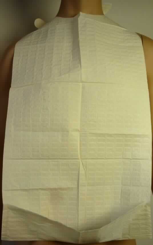 Bei den vorgelegten Warenmustern handelt es sich nach dem Untersuchungsergebnis und den ergänzenden Angaben der Antragstellerin um sog. Esslätzchen in Form von etwa 38 x 70 cm großen Zuschnitten dreilagiger Flächenerzeugnisse, bestehend aus einer Lage aus einer dünnen, blassgelben Kunststofffolie (lt. Antragstellerin aus PE), die beidseitig mit einer Lage aus weißem Vlies aus Zellstofffasern (Tissue) überzogen ist. Die Lagen sind durch Prägen miteinander verbunden. Die Lätzchen sind am unteren Rand durch Umschlagen und einer Randverschweißung mit einer etwa 10 cm tiefen (Auffang-)Tasche (Krümeltasche) und im oberen Bereich mit einer Perforation zum Heraustrennen zweier Bänder versehen, die das Umhängen des Lätzchens ermöglichen. Die Erzeugnisse dienen in der Patienten- und Altenpflege als Wäscheschutz und Serviette. 

Abbildung siehe Anlage. 

Die Erzeugnisse werden zu je 100 Stück in einem Beutel verpackt. Eine Verkaufseinheit umfasst zehn solcher Beutel. 

Derartige aus verschiedenen Stoffen zusammengesetzte Waren gehören als "Bekleidung und Bekleidungszubehör, aus Vliesen aus Zellstofffasern" zum TARIC-Code 4818 50 00 00, da ihr wesentlicher Charakter nach Umfang (Zahl der Lagen), Dicke und Gewicht durch die Vliese aus Zellstofffasern bestimmt wird.