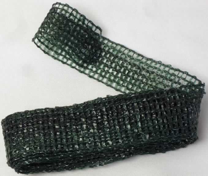 Kettengewirke, sog. Baumanbinder, Foto siehe Anlage,
- in einem Polybeutel mit Pappkarte aufgemacht,
- als Set mit drei Baumanbindern; jeweils in den Abmessungen: etwa 300 cm (Länge) x 3 cm (Breite),
- laut Untersuchungsergebnis:
-- Kettengewirke aus Streifen aus synthetischer Spinnmasse (laut Antrag aus Polyethylen) mit einer
   Streifenbreite von etwa 1-2 mm; ohne Elastomergarne oder Kautschukfäden,
- ohne Flor- oder Schlingenoberfläche,
- dient laut Antrag dem Anbinden von Pflanzen / Bäumen.

"Gewirke, mit einer Breite von weniger als 30 cm, andere als solche der Positionen 6001 und 6002,
 aus Streifen aus synthetischer Spinnmasse"