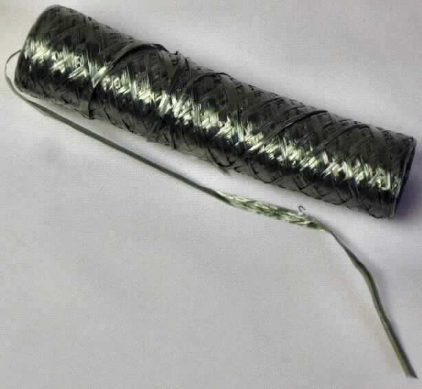 Streifen, sog. Bindebast aus Kunststoff, Foto siehe Anlage,
- in einem Polybeutel mit Pappkarte aufgemacht,
- laut Antrag mit einer Länge von 100 m,
- laut Untersuchungsergebnis:
-- gefalteter und gedrehter Streifen aus Polypropylen (synthetische Spinnmasse) mit einer Streifen-
   breite von etwa 3 - 4 mm; nicht fibrilliert (somit kein Bindfaden der Position 5607).

"Streifen aus synthetischer Spinnmasse, mit einer augenscheinlichen Breite von weniger als 5 mm,
 aus Polypropylen"