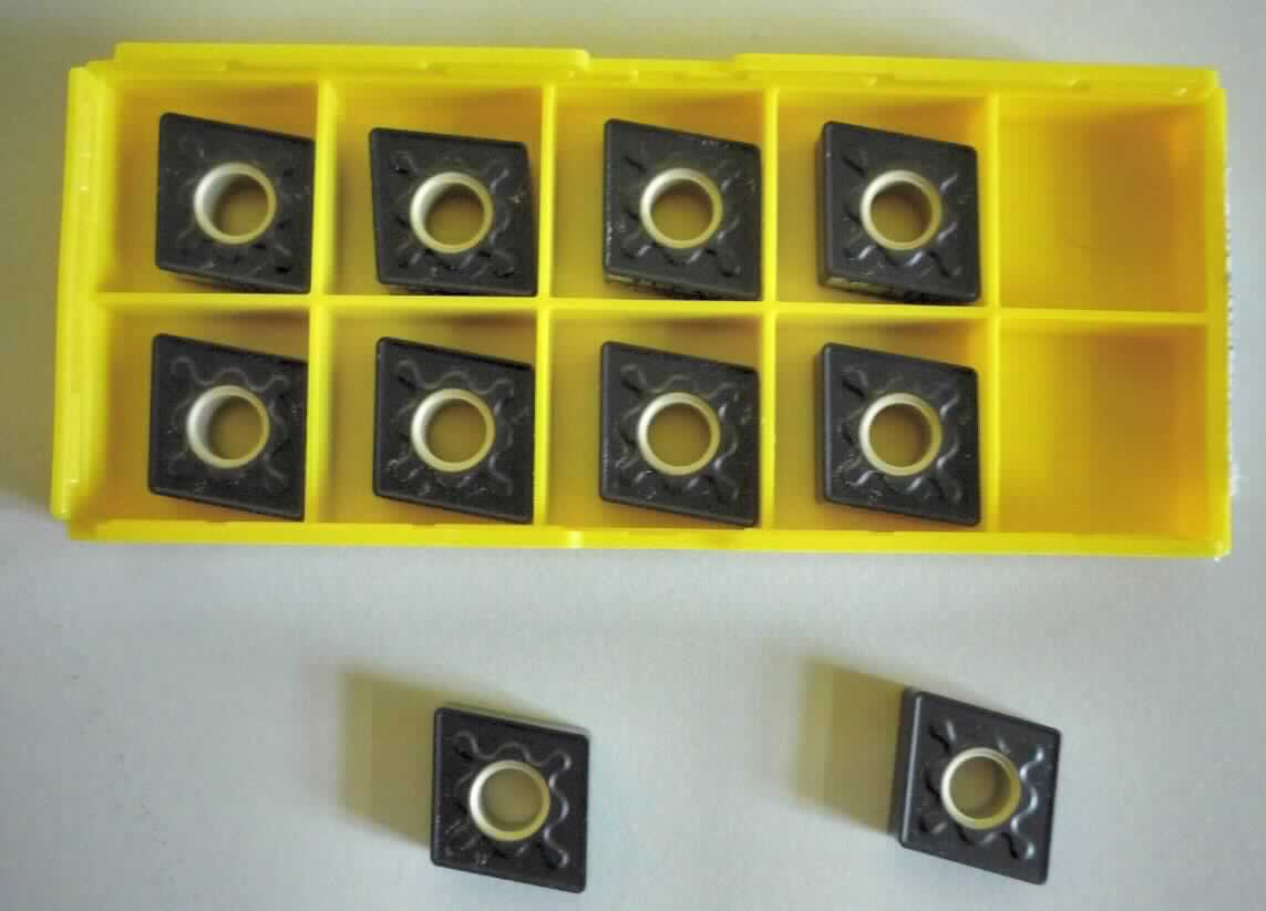 "Wendeschneidplatten"; es handelt sich um nicht gefasste, unterschiedlich geformte (z. B. dreieckig, rund oder rautenförmig, auch mittig gelocht) und zum Teil mit einem dünnen Coating versehene Schneidplatten aus mit Metallen gesinterten Metallcarbiden (Cermets auf der Grundlage von Wolframcarbid und Cobalt als Bindemittel), die mehrere Schneidkanten aufweisen. Die Erzeugnisse dienen zur Verwendung in auswechselbaren Werkzeugen für die Metallbearbeitung und bilden dort den arbeitenden Teil.
- Antragstellerangaben -

Abbildung siehe Anlage

Derartige Erzeugnisse gehören als "Wendeschneidplatten für Werkzeuge, nicht gefasst, aus Cermets" zum TARIC-Code 8209 0020 00.