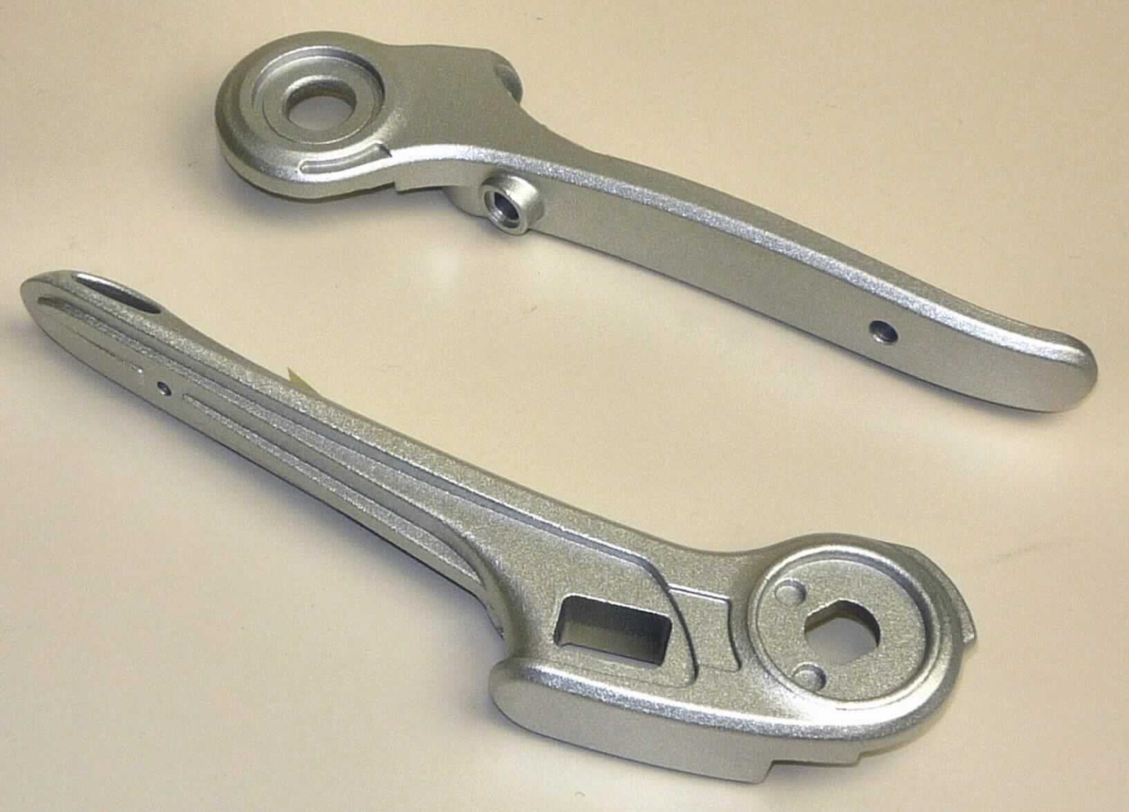Sog. Griffe für Gartenschere, es handelt sich jeweils um

- einen, spezifisch geformten und nach technischer Zeichnung gefertigten 
  Ober- und Untergriff, vollständig aus Aluminium

- mit der Form der fertigen Griffe

- werden noch mit Griffstücken aus Kunststoff ummantelt (unvollständig) und 
  mittels eines Verbindungsstücks an die Schneidblätter der Gartenschere 
  befestigt (nicht Gegenstand dieser vZTA)

- erkennbare Teile einer Gartenschere
  
Abbildung siehe Anlage.

Derartige Erzeugnisse gehören als "Teile aus unedlem Metall von Gartenscheren mit arbeitendem Teil aus unedlem Metall" zum TARIC-Code 8201 5000 00.