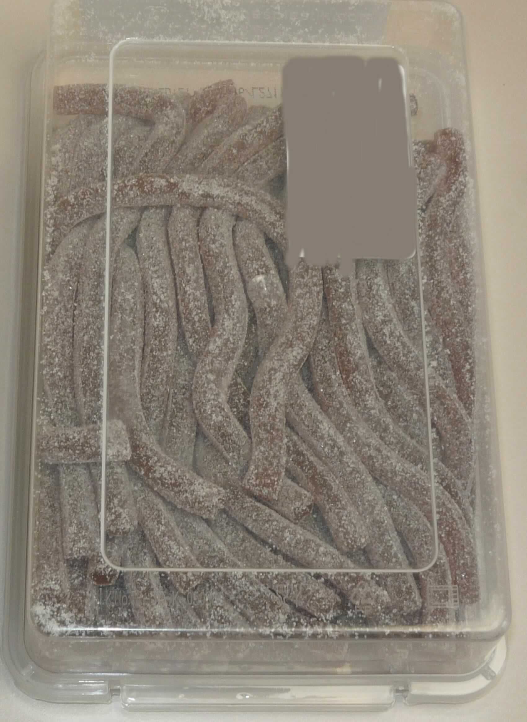 Zuckerware; Gummibonbons

Bei der vorgelegten Warenprobe handelt es sich um braune, etwa 15 cm lange und 0,8 cm dicke Fruchtgummistangen mit Colageschmack. Die mit Zuckerkristallen und Säuerungsmittel bestreuten Erzeugnisse liegen in einer Frischhaltebox aus transparenten Kunststoff mit Entnahmezange aus transparentem Kunststoff, abnehmbarem Deckel und bunt bedrucktem, mehrsprachigem Klebeetikett in Aufmachung für den Einzelverkauf vor (deklariertes Nettogewicht: 400 g).

Nach dem Ergebnis der Untersuchung enthält die Ware (gemäß VO (EG) Nr. 900/2008 und VO (EU) Nr. 118/2010): 
- Stärke/Glucose: 25 bis weniger als 50 GHT 
- Saccharose/Invertzucker/Isoglucose: 30 bis weniger als 50 GHT.
Milchfett und Milchprotein werden auf Grund der Zutatenliste ausgeschlossen.

Zolltariflich handelt es sich bei dem Erzeugnis um eine Ware der Unterposition 1704 9065 der Kombinierten Nomenklatur.
