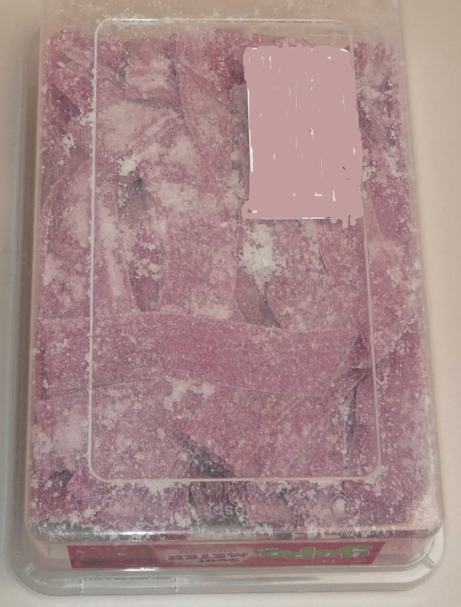 Zuckerware; Gummibonbons

Bei der vorgelegten Warenprobe handelt es sich um rote, etwa 15 cm lange und 2 cm breite Fruchtgummibänder mit Erdbeergeschmack. Die mit Zuckerkristallen und Säuerungsmittel bestreuten Erzeugnisse liegen in einer Frischhaltebox aus transparenten Kunststoff mit Entnahmezange aus transparentem Kunststoff, abnehmbarem Deckel und bunt bedrucktem, mehrsprachigem Klebeetikett in Aufmachung für den Einzelverkauf vor (deklariertes Nettogewicht: 400 g).

Nach dem Ergebnis der Untersuchung enthält die Ware (gemäß VO (EG) Nr. 900/2008 und VO (EU) Nr. 118/2010): 
- Stärke/Glucose: 25 bis weniger als 50 GHT 
- Saccharose/Invertzucker/Isoglucose: 30 bis weniger als 50 GHT.
Milchfett und Milchprotein werden auf Grund der Zutatenliste ausgeschlossen.

Zolltariflich handelt es sich bei dem Erzeugnis um eine Ware der Unterposition 1704 9065 der Kombinierten Nomenklatur.