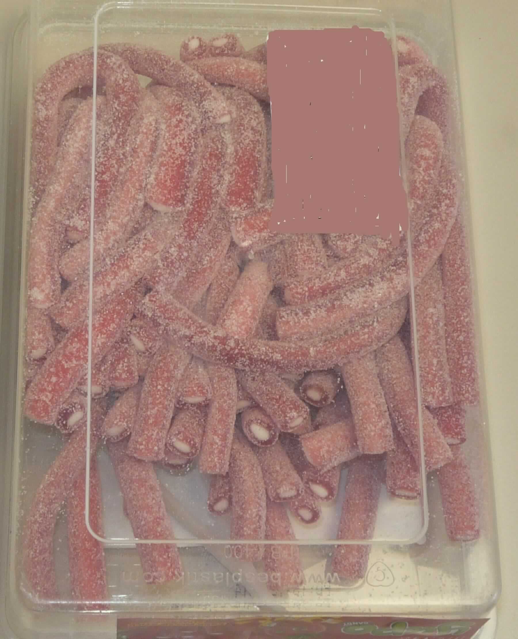Zuckerware; Gummibonbons

Bei der vorgelegten Warenprobe handelt es sich um rote, etwa 15 cm lange, mit weißer Schaumzuckermasse gefüllte Fruchtgummischläuche mit Erdbeergeschmack. Die mit Zuckerkristallen und Säuerungsmittel bestreuten Erzeugnisse liegen in einer Frischhaltebox aus transparenten Kunststoff mit Entnahmezange aus transparentem Kunststoff, abnehmbarem Deckel und bunt bedrucktem, mehrsprachigem Klebeetikett in Aufmachung für den Einzelverkauf vor (deklariertes Nettogewicht: 400 g).

Nach dem Ergebnis der Untersuchung enthält die Ware (gemäß VO (EG) Nr. 900/2008 und VO (EU) Nr. 118/2010): 
- Stärke/Glucose: 25 bis weniger als 50 GHT 
- Saccharose/Invertzucker/Isoglucose: 30 bis weniger als 50 GHT.
Milchfett und Milchprotein werden auf Grund der Zutatenliste ausgeschlossen.

Es liegt eine aus zwei Stoffen zusammengesetzte Ware in Aufmachung für den Einzelverkauf vor, deren Charakter durch den Fruchtgummianteil bestimmt wird. Es handelt sich bei dem Erzeugnis um eine Ware der Unterposition 1704 9065 der Kombinierten Nomenklatur.
