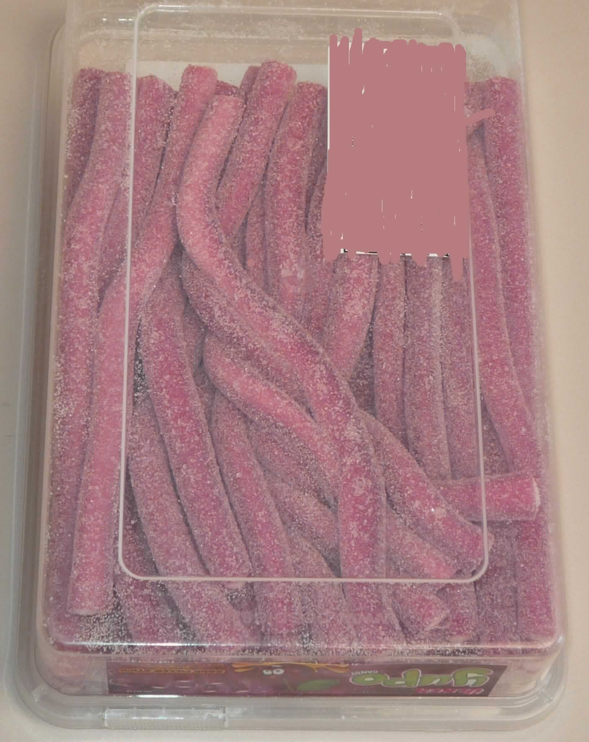 Zuckerware; Gummibonbons

Bei der vorgelegten Warenprobe handelt es sich um dunkelrote, etwa 15 cm lange, mit weißer Schaumzuckermasse gefüllte Fruchtgummischläuche mit Kirschgeschmack. Die mit Zuckerkristallen und Säuerungsmittel bestreuten Erzeugnisse liegen in einer Frischhaltebox aus transparenten Kunststoff mit Entnahmezange aus transparentem Kunststoff, abnehmbarem Deckel und bunt bedrucktem, mehrsprachigem Klebeetikett in Aufmachung für den Einzelverkauf vor (deklariertes Nettogewicht: 400 g).

Nach dem Ergebnis der Untersuchung enthält die Ware (gemäß VO (EG) Nr. 900/2008 und VO (EU) Nr. 118/2010): 
- Stärke/Glucose: 25 bis weniger als 50 GHT 
- Saccharose/Invertzucker/Isoglucose: 30 bis weniger als 50 GHT.
Milchfett und Milchprotein werden auf Grund der Zutatenliste ausgeschlossen.

Es liegt eine aus zwei Stoffen zusammengesetzte Ware in Aufmachung für den Einzelverkauf vor, deren Charakter durch den Fruchtgummianteil bestimmt wird. Es handelt sich bei dem Erzeugnis um eine Ware der Unterposition 1704 9065 der Kombinierten Nomenklatur.