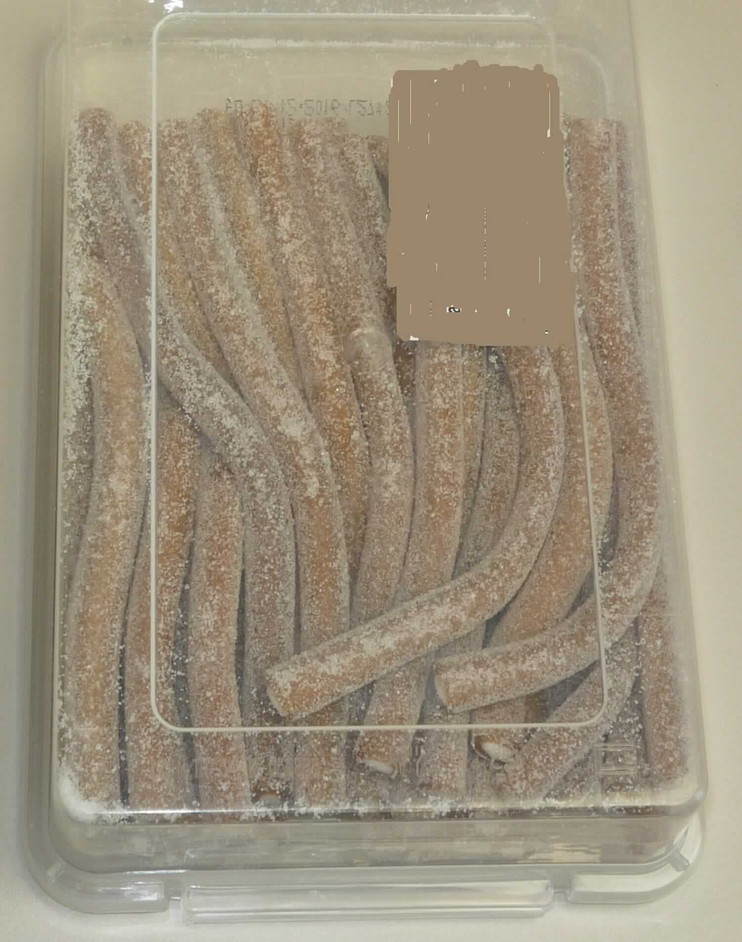 Zuckerware; Gummibonbons

Bei der vorgelegten Warenprobe handelt es sich um braune, etwa 14 cm lange, mit weißer Schaumzuckermasse gefüllte Fruchtgummischläuche mit Colageschmack. Die mit Zuckerkristallen und Säuerungsmittel bestreuten Erzeugnisse liegen in einer Frischhaltebox aus transparenten Kunststoff mit Entnahmezange aus transparentem Kunststoff, abnehmbarem Deckel und bunt bedrucktem, mehrsprachigem Klebeetikett in Aufmachung für den Einzelverkauf vor (deklariertes Nettogewicht: 400 g).

Nach dem Ergebnis der Untersuchung enthält die Ware (gemäß VO (EG) Nr. 900/2008 und VO (EU) Nr. 118/2010): 
- Stärke/Glucose: 25 bis weniger als 50 GHT 
- Saccharose/Invertzucker/Isoglucose: 30 bis weniger als 50 GHT.
Milchfett und Milchprotein werden auf Grund der Zutatenliste ausgeschlossen.

Es liegt eine aus zwei Stoffen zusammengesetzte Ware in Aufmachung für den Einzelverkauf vor, deren Charakter durch den Fruchtgummianteil bestimmt wird. Es handelt sich bei dem Erzeugnis um eine Ware der Unterposition 1704 9065 der Kombinierten Nomenklatur.
