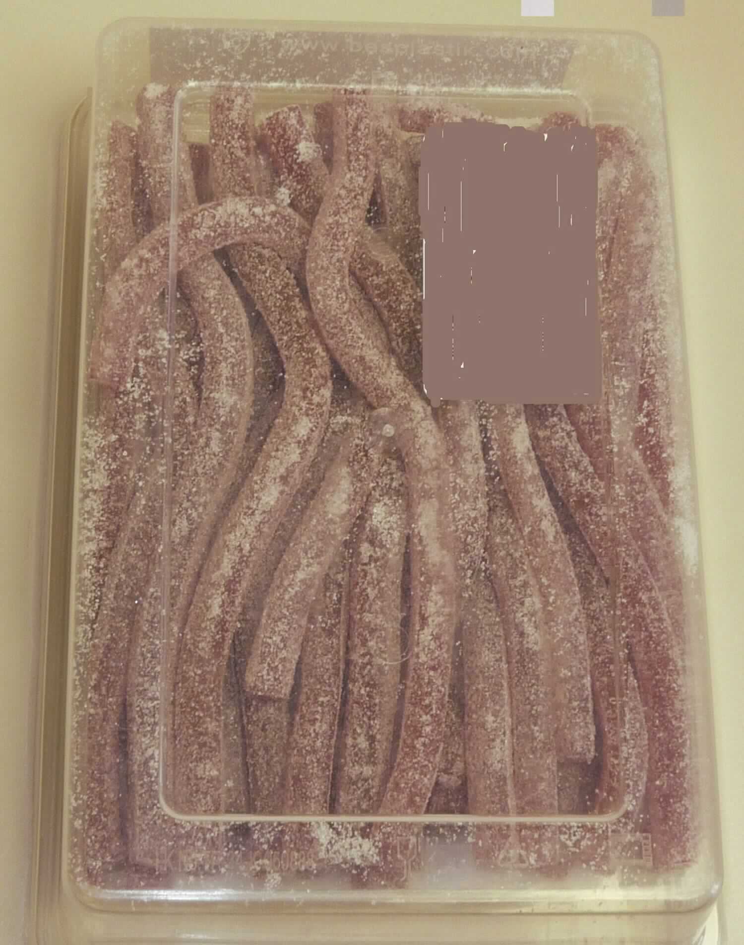 Zuckerware; Gummibonbons

Bei der vorgelegten Warenprobe handelt es sich um rote, etwa 15 cm lange und 0,8 cm dicke Fruchtgummistangen mit Kirschgeschmack. Die mit Zuckerkristallen und Säuerungsmittel bestreuten Erzeugnisse liegen in einer Frischhaltebox aus transparenten Kunststoff mit Entnahmezange aus transparentem Kunststoff, abnehmbarem Deckel und bunt bedrucktem, mehrsprachigem Klebeetikett in Aufmachung für den Einzelverkauf vor (deklariertes Nettogewicht: 400 g).

Nach dem Ergebnis der Untersuchung enthält die Ware (gemäß VO (EG) Nr. 900/2008 und VO (EU) Nr. 118/2010): 
- Stärke/Glucose: 25 bis weniger als 50 GHT 
- Saccharose/Invertzucker/Isoglucose: 30 bis weniger als 50 GHT.
Milchfett und Milchprotein werden auf Grund der Zutatenliste ausgeschlossen.

Zolltariflich handelt es sich bei dem Erzeugnis um eine Ware der Unterposition 1704 9065 der Kombinierten Nomenklatur.