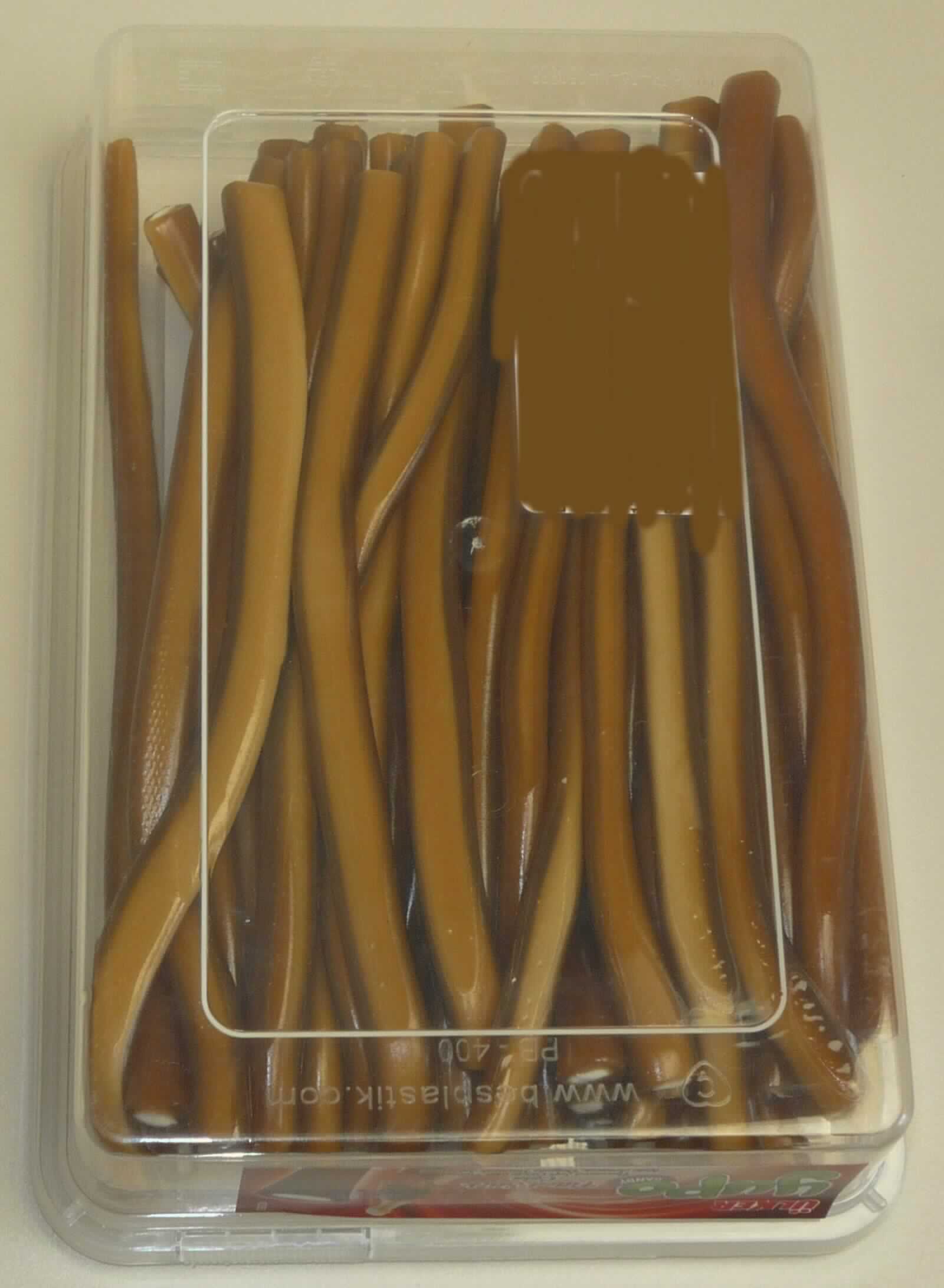 Zuckerware; Gummibonbons

Bei der vorgelegten Warenprobe handelt es sich um braune, etwa 15 cm lange, mit weißer Schaumzuckermasse gefüllte Fruchtgummischläuche mit Colageschmack. Die Erzeugnisse liegen in einer Frischhaltebox aus transparenten Kunststoff mit Entnahmezange aus transparentem Kunststoff, abnehmbarem Deckel und bunt bedrucktem, mehrsprachigem Klebeetikett in Aufmachung für den Einzelverkauf vor (deklariertes Nettogewicht: 400 g).

Nach dem Ergebnis der Untersuchung enthält die Ware (gemäß VO (EG) Nr. 900/2008 und VO (EU) Nr. 118/2010): 
- Stärke/Glucose: 25 bis weniger als 50 GHT 
- Saccharose/Invertzucker/Isoglucose: 30 bis weniger als 50 GHT.
Milchfett und Milchprotein werden auf Grund der Zutatenliste ausgeschlossen.

Es liegt eine aus zwei Stoffen zusammengesetzte Ware in Aufmachung für den Einzelverkauf vor, deren Charakter durch den Fruchtgummianteil bestimmt wird. Es handelt sich bei dem Erzeugnis um eine Ware der Unterposition 1704 9065 der Kombinierten Nomenklatur.