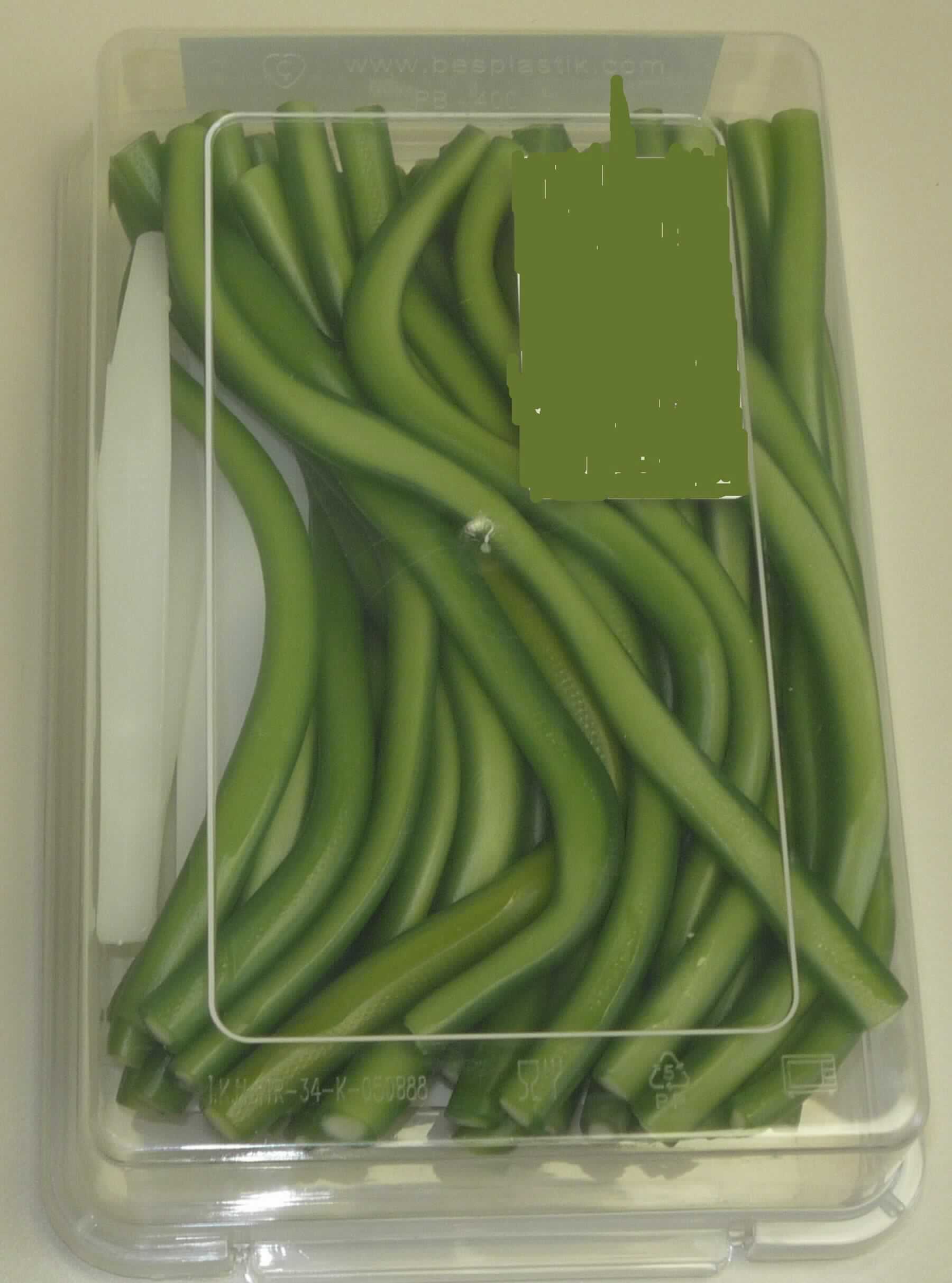 Zuckerware; Gummibonbons

Bei der vorgelegten Warenprobe handelt es sich um grüne, etwa 15 cm lange, mit weißer Schaumzuckermasse gefüllte Fruchtgummischläuche mit Apfelgeschmack. Die Erzeugnisse liegen in einer Frischhaltebox aus transparenten Kunststoff mit Entnahmezange aus transparentem Kunststoff, abnehmbarem Deckel und bunt bedrucktem, mehrsprachigem Klebeetikett in Aufmachung für den Einzelverkauf vor (deklariertes Nettogewicht: 400 g).

Nach dem Ergebnis der Untersuchung enthält die Ware (gemäß VO (EG) Nr. 900/2008 und VO (EU) Nr. 118/2010): 
- Stärke/Glucose: 25 bis weniger als 50 GHT 
- Saccharose/Invertzucker/Isoglucose: 30 bis weniger als 50 GHT.
Milchfett und Milchprotein werden auf Grund der Zutatenliste ausgeschlossen.

Es liegt eine aus zwei Stoffen zusammengesetzte Ware in Aufmachung für den Einzelverkauf vor, deren Charakter durch den Fruchtgummianteil bestimmt wird. Es handelt sich bei dem Erzeugnis um eine Ware der Unterposition 1704 9065 der Kombinierten Nomenklatur.