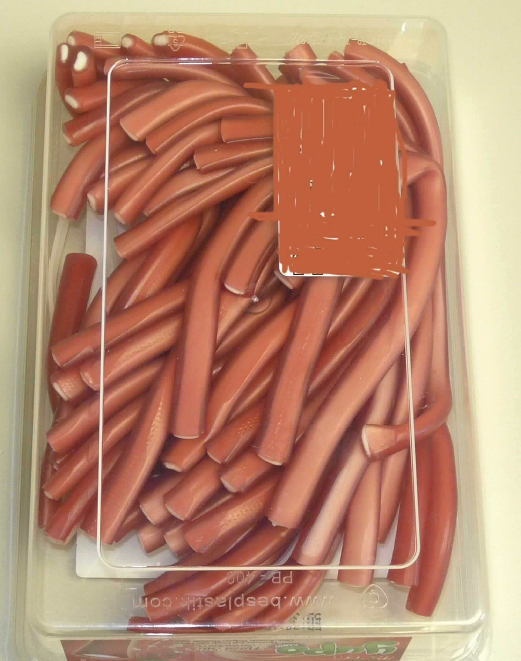 Zuckerware; Gummibonbons

Bei der vorgelegten Warenprobe handelt es sich um rote, etwa 15 cm lange, mit weißer Schaumzuckermasse gefüllte Fruchtgummischläuche mit Erdbeergeschmack. Die Erzeugnisse liegen in einer Frischhaltebox aus transparenten Kunststoff mit Entnahmezange aus transparentem Kunststoff, abnehmbarem Deckel und bunt bedrucktem, mehrsprachigem Klebeetikett in Aufmachung für den Einzelverkauf vor (deklariertes Nettogewicht: 400 g).

Nach dem Ergebnis der Untersuchung enthält die Ware (gemäß VO (EG) Nr. 900/2008 und VO (EU) Nr. 118/2010): 
- Stärke/Glucose: 25 bis weniger als 50 GHT 
- Saccharose/Invertzucker/Isoglucose: 30 bis weniger als 50 GHT.
Milchfett und Milchprotein werden auf Grund der Zutatenliste ausgeschlossen.

Es liegt eine aus zwei Stoffen zusammengesetzte Ware in Aufmachung für den Einzelverkauf vor, deren Charakter durch den Fruchtgummianteil bestimmt wird. Es handelt sich bei dem Erzeugnis um eine Ware der Unterposition 1704 9065 der Kombinierten Nomenklatur.