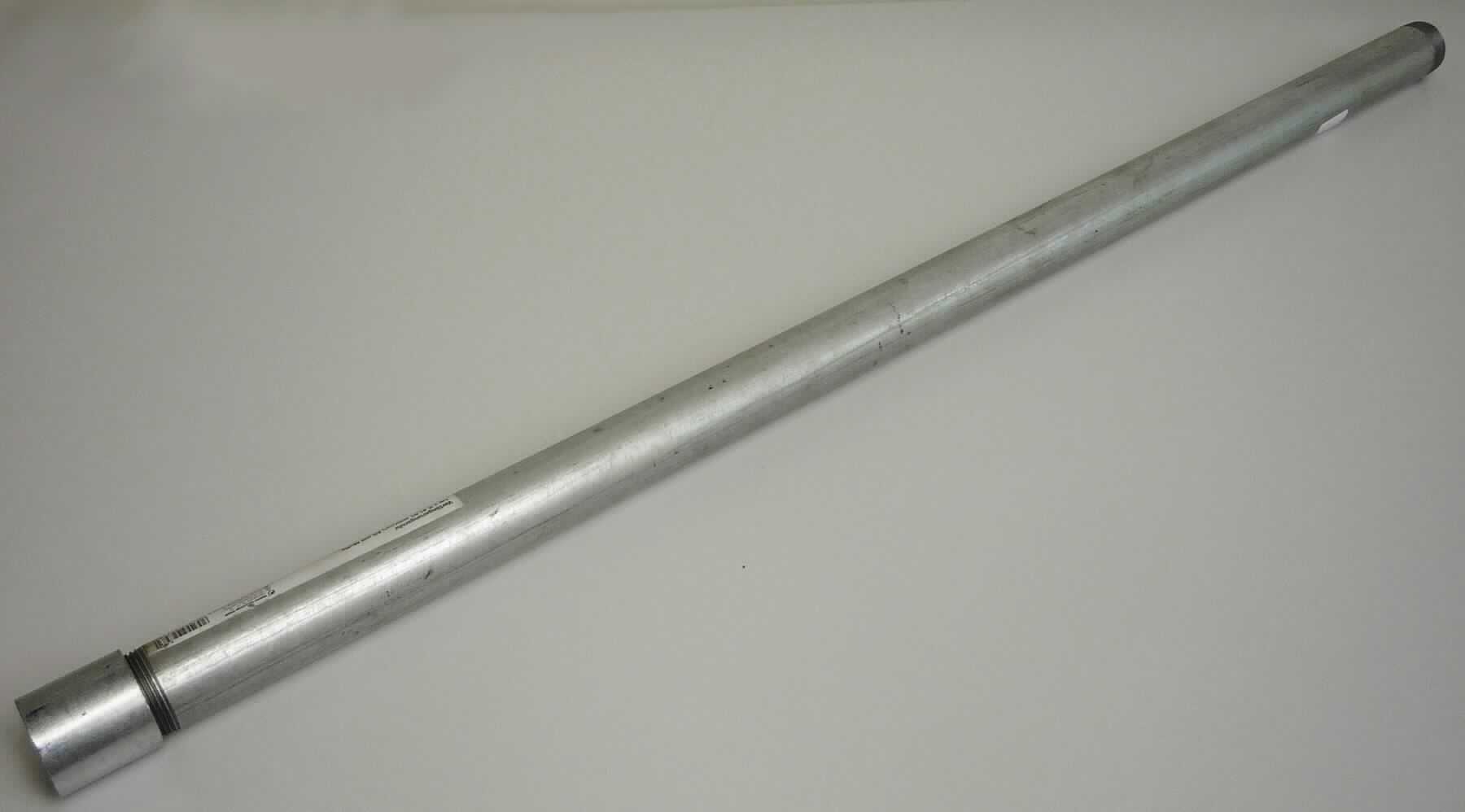 Gewinderohr aus Stahl

Bei der Ware handelt es sich um ein Hohlerzeugnis aus nicht legiertem Stahl mit kreisförmigem Querschnitt (Rohr) mit verzinkter Oberfläche und innen erkennbarer Schweißnaht. Die Länge beträgt ca. 100 cm, der Außendurchmesser ca. 42,2 mm und die Wandstärke ca. 3,2 mm. Beide Enden sind mit 1 1/4" Gewinde versehen. An einem Ende ist eine Muffe mit entsprechendem Gegengewinde zur Verlängerung angebracht. Die Abmessungen sind in Übereinstimmung mit den Normen ISO 65 / DIN 2440 / EN 10255 über Gewinderohre.

Die Ware wird als geschweißtes Rohr aus nichtlegiertem Stahl, mit kreisförmigem Querschnitt, hier verzinktes Gewinderohr, mit einem Durchmesser von 168,3 mm oder weniger in die Codenummer 7306 3041 20 0 des Zolltarifs eingereiht.