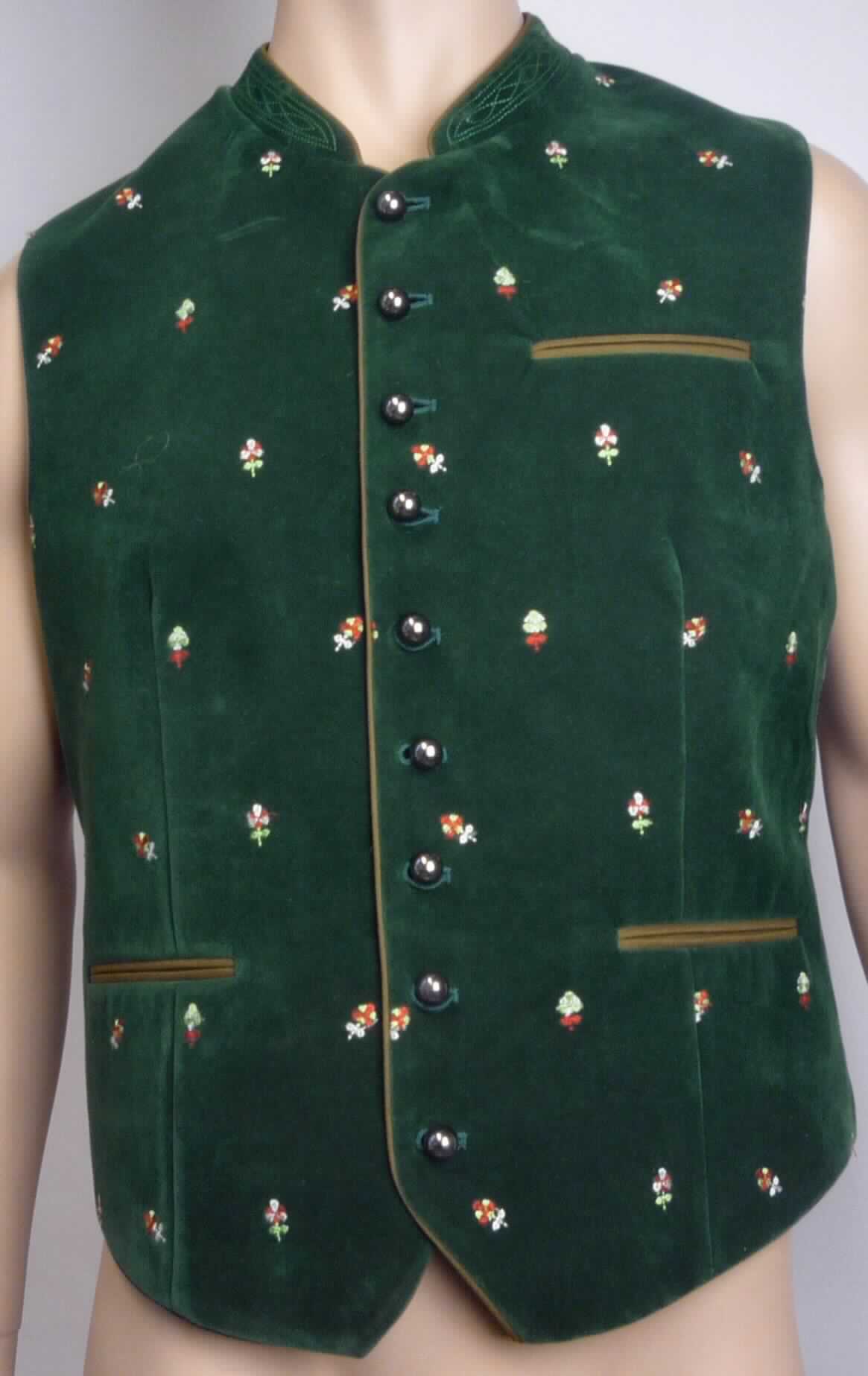 Weste, sog. Herrenweste Samt/Polyester, Größe 50, Foto siehe Anlage,
- vorn aus einem zweilagigen Flächenerzeugnis, mit einer (charakterbestimmenden) Außenseite aus einer Stickerei 
  der Position 5810, mit einem Stickgrund aus mit Scherstaub beflockten Gewirken und einer Innenseite aus 
  buntgewirkten Gewirken; hinten aus einem einfarbigen Gewebe; alle Flächenerzeugnisse aus laut Antrag 100 % 
  Baumwolle,
- gefüttert,
- über die Taille reichend (Rückenlänge: ca. 57 cm), vorn ca. 7 cm länger gearbeitet,
- mit einem schmalen Stehkragen,
- vorn mit einer durchgehenden Öffnung mit Knopfverschluss von links über rechts (Männerkleidung),
- ärmellos,
- vorn mit einer eingesetzten Brusttasche und zwei eingesetzten Taschen unterhalb der Taille,
- hinten im Bereich der Taille mit einem Riegel zu verengen,
- am unteren Rand gesäumt,
- keine Arbeits- und Berufskleidung.

"Andere Kleidung (Weste), aus Stickereien und Geweben, für Männer, aus Baumwolle, keine Arbeits- und 
 Berufskleidung"