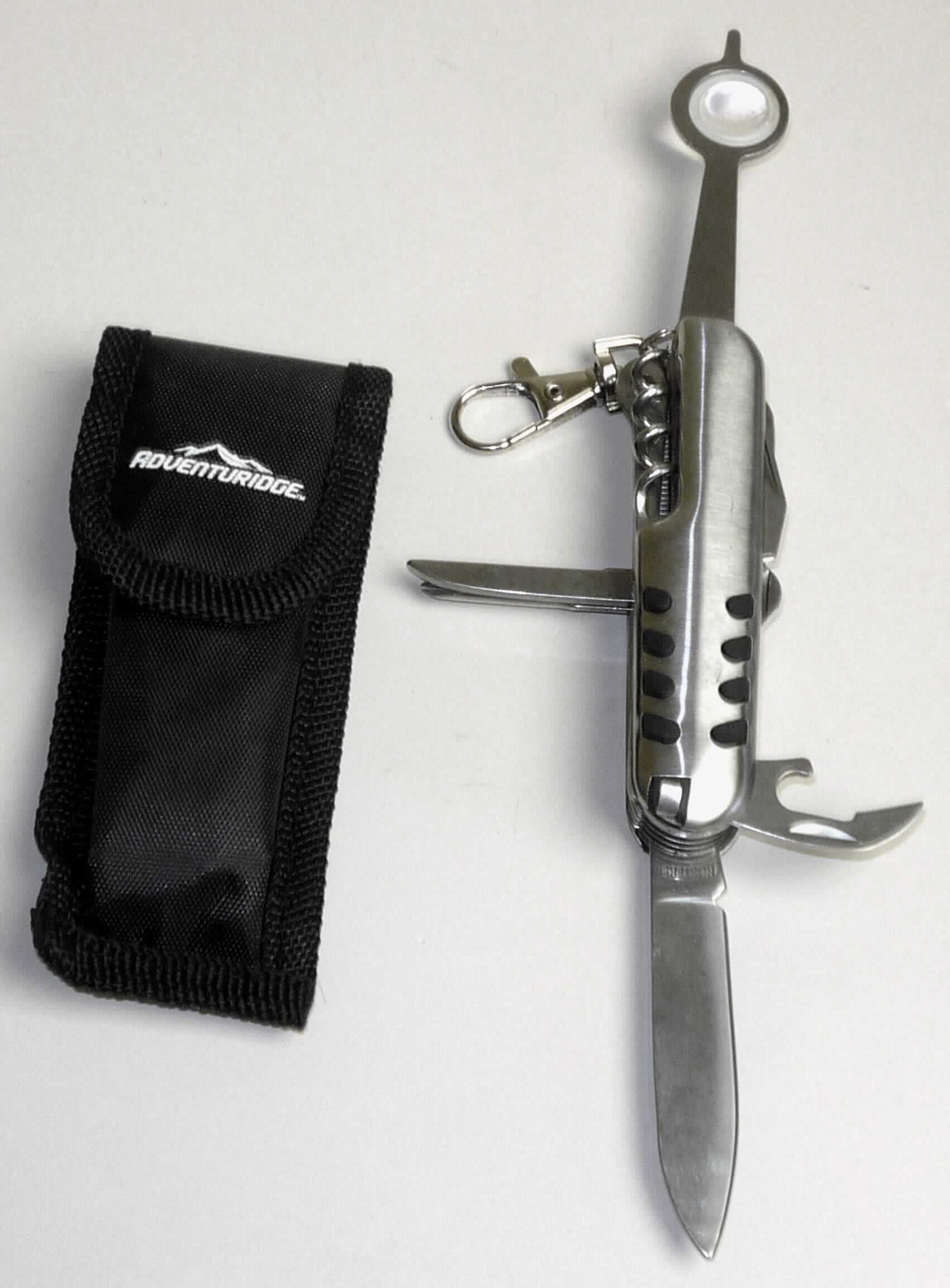 "Multifunktionsmesser"

- zusammengesetztes Erzeugnis in Form eines Klappmessers (Taschenmesser) mit
  schneidender Klinge aus Edelstahl (charakterbestimmend) und Griffschalen ebenfalls
  aus unedlem Metall, in die gemeinsam unlösbar und ausklappbar eine Schere, eine
  Nagelfeile, ein Ziehhaken, ein Flaschenöffner, ein Schlitzschraubendreher, ein
  Dosenöffner, ein Dorn, eine Lupe, eine Säge, ein Korkenzieher, ein Entschupper mit
  Skalierung und ein Kreuzschlitzschraubenzieher (jeweils aus unedlem Metall) eingesetzt sind

- in den Griffschalen sind eine Pinzette aus unedlem Metall und ein Zahnstocher aus
  Kunststoff lösbar eingesetzt

- mit einer Klingenlänge von ca. 5,5 cm und einer Grifflänge von ca. 9 cm

- am Gehäuse mit einem kleinen Karabinerhaken aus unedlem Metall versehen

- in einem passgenauen, zum dauernden Gebrauch geeigneten Etui aus Spinnstoffen, mit
  Gürtelschlaufe versehen, aufgemacht

Abbildung siehe Abbildung.

Derartige Erzeugnisse gehören als "Messer, mit schneidender, nicht feststehender Klinge aus unedlem Metall, kein Messer der Pos. 8208" zum TARIC-Code 8211 9300 00.