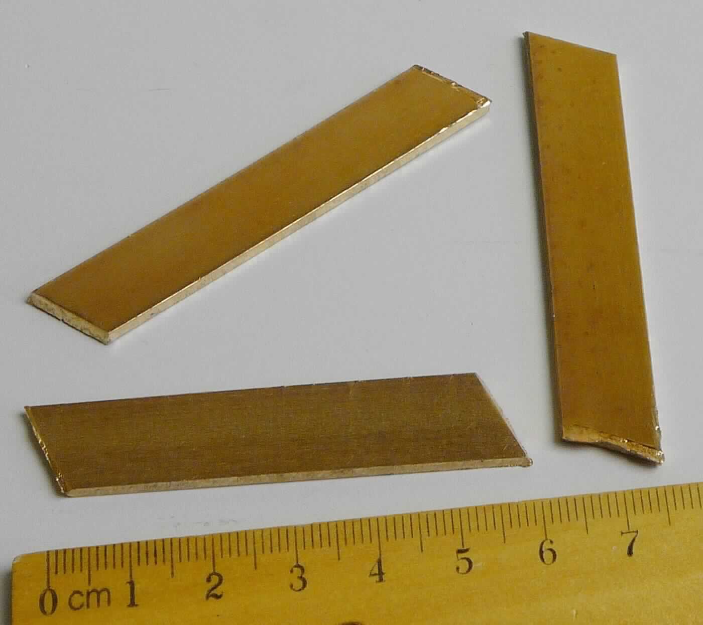Abfall aus Kupfer

Bei der Ware handelt es sich nach den Antragsunterlagen um scharfkantige, metallische Flacherzeugnisse, bezeichnet als Ringabschnitte ("side cuts"), aus einer Kupfer-Beryllium-Legierung mit gewichtsmäßig überwiegendem Kupfergehalt. Das Erzeugnis fällt nach den Angaben als Verschnitt beim Schneiden von Bändern auf bestimmte Maße an und wird als Legierungsbestandteil zur Herstellung anderer Legierungen eingeschmolzen.

Die Ware ist nach ihrer Beschaffenheit als anderer Abfall aus Kupferlegierungen in den TARIC-Code 7404 0099 00 einzureihen.