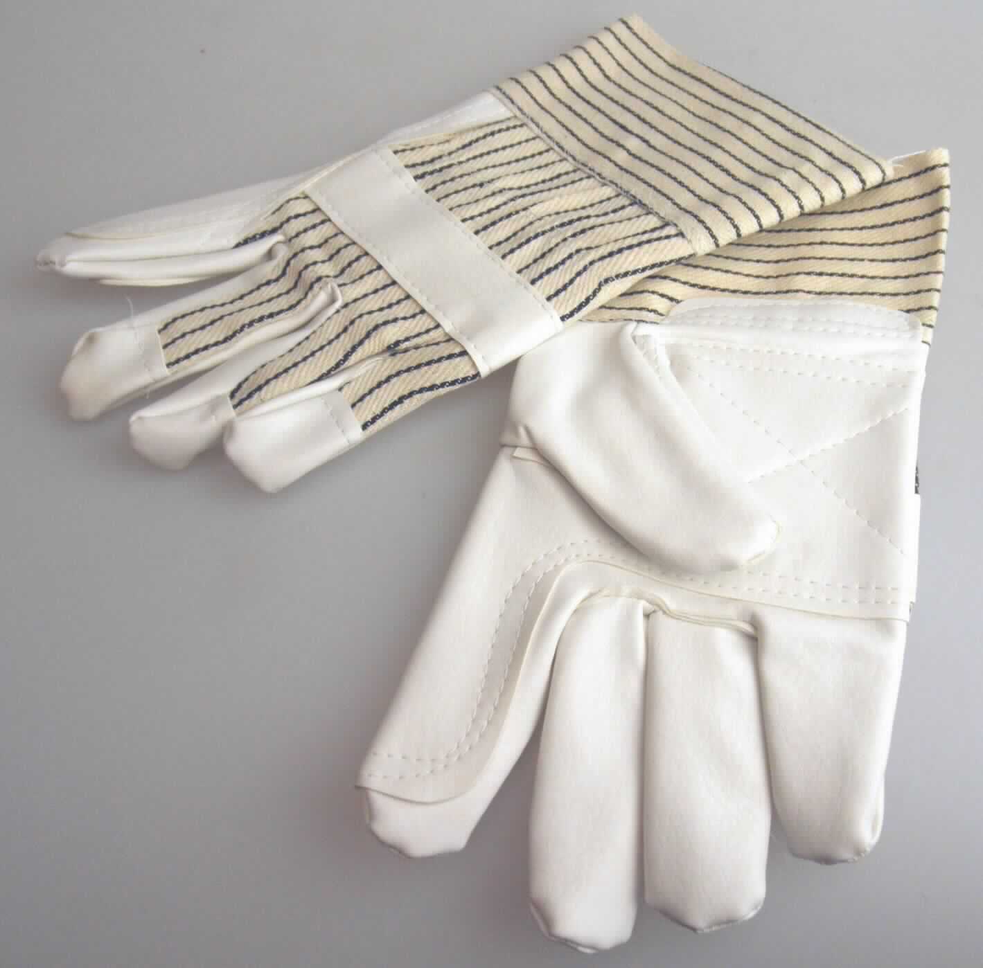 Handschuhe, Artikel 1801910, Größe 8, Foto siehe Anlage,
- als Fünffingerhandschuhe gearbeitet,
- aus unterschiedlichen Flächenerzeugnissen aus lt. Antrag 100 % Baumwolle,
- lt. Untersuchungsergebnis:
-- im Bereich der Innenhand, des Daumens, des Zeigefingers, der Fingerspitzen und der Fingerzwischenräume 
   sowie einem Streifen auf dem Handrücken aus einfarbigen Gewirken der Position 5903, auf der Außenseite mit 
   bloßem Auge wahrnehmbar mit Lagen aus geprägtem Zellkunststoff versehen; die Gewirke sind dicht und dicker
   (ca. 2/3 der Gesamtdicke) als der Zellkunststoff (ca. 1/3 der Gesamtdicke), sie dienen damit nicht nur der 
   Verstärkung, 
-- im Bereich der Stulpe und des restlichen Handrückens aus buntgewebten Geweben,
- am unteren Rand durch Umschlagen und Festnähen gesäumt,
- dienen laut Antrag als Arbeitshandschuhe,
- insbesondere im Hinblick auf die Verwendung als Arbeitshandschuhe bestimmen die Gewirke der Innenhand den 
  Charakter der Ware.

"Fingerhandschuhe aus Gewirken, andere als in der Unterposition 6116 10 genannte, aus Baumwolle"