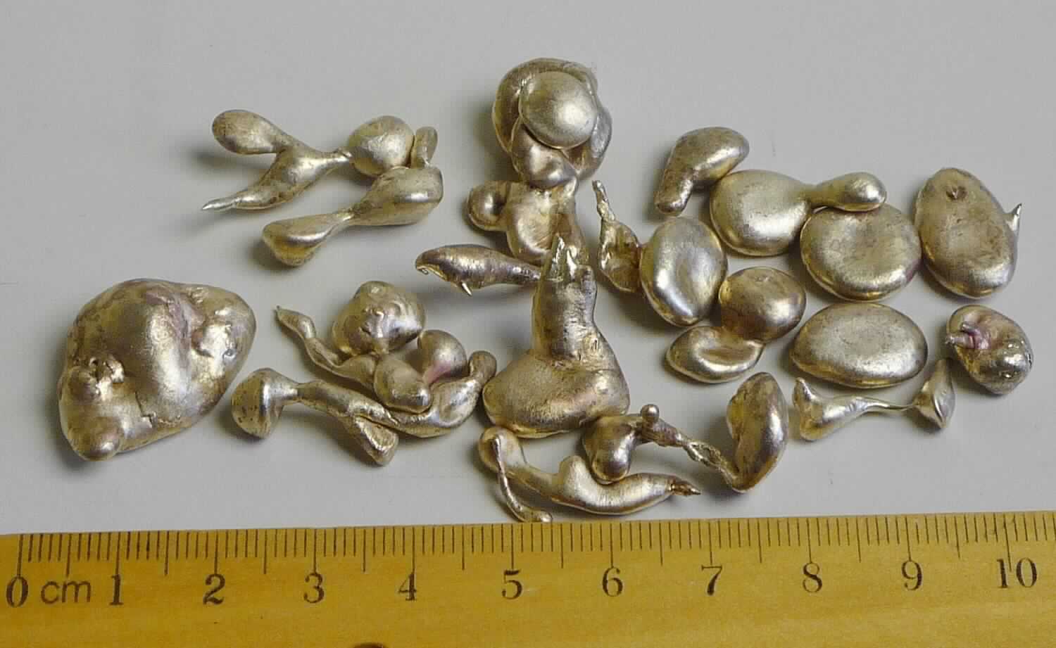 Kupfervorlegierung

Die Ware stellt sich dar als unregelmäßig erstarrtes, kupferfarbenes Metallgussgranulat.  Nach der vorgelegten Analyse handelt es sich um eine Legierung aus Kupfer mit einem Berylliumgehalt von ca. 2,7%. Das Erzeugnis wird als Vorlegierung zum Beimischen in anderen Legierungen verwendet.

Die Ware ist als Kupfervorlegierung in die Position 7405 der Kombinierten Nomenklatur einzureihen.