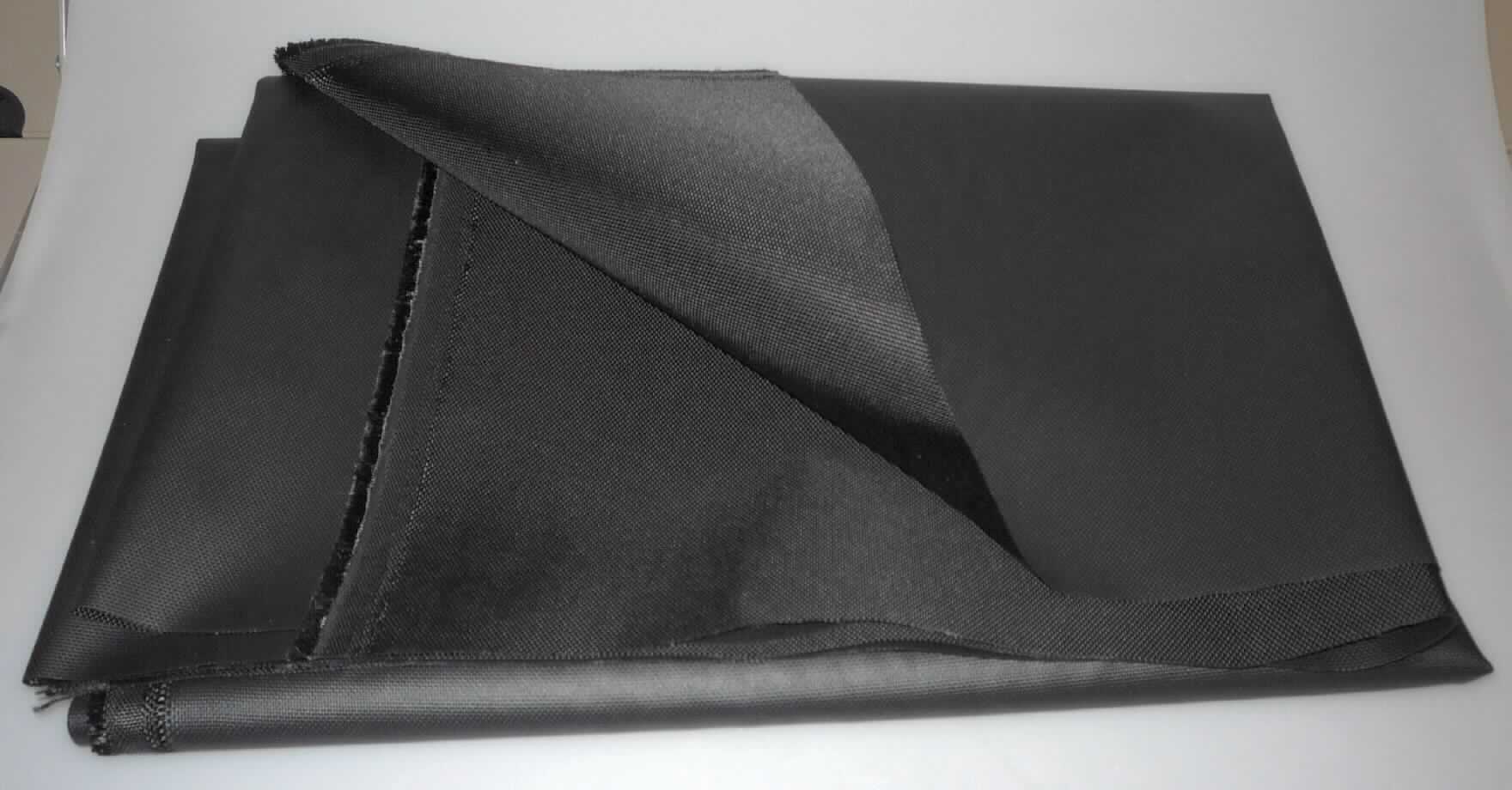 Gewebe, sog. Polyesterstoff für Roadstar, Foto siehe Anlage,
- als Meterware; laut Antrag auf Rollen mit einer Breite von 160 cm,
- laut Untersuchungsergebnis:
-- aus ungezwirnten, nicht hochfesten Garnen aus nicht texturierten, synthetischen Filamenten (laut Antrag 
   Polyester),
-- einseitig dünn mit Kunststoff bestrichen; das Bestreichen mit Kunststoff ist mit dem bloßen Auge nicht 
   wahrnehmbar (somit keine Ware der Position 5903),
-- in Leinwandbindung,
-- gefärbt.

"Gewebe aus Garnen aus synthetischen Filamenten, anderes als in den Unterpositionen 5407 10 bis 5407 54 
  genannte, mit einem Anteil an nicht texturierten Polyester-Filamenten von mehr als 85 GHT, gefärbt"