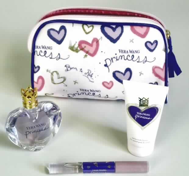 Vera Wang Princess Set

Bei der vorliegenden Ware handelt es sich um eine Warenzusammenstellung, die aus einem Sprühflakon mit Eau de Toilette (Inhalt 50 ml) mit einem Deckel besteht. Der Deckel setzt sich zusammen aus einem Ring und einer Krone, einer Kunststofftube mit Bodylotion (Inhalt 75 ml) und einem stiftähnlichen Behälter, der auf der einen Seite einen Deoroller und auf der anderes Seite Lipgloss mit Applikator enthält. Die Einzelbestandteile sind zusammen in einer rosafarbenen u.a. mit Herzen bedruckten Reißverschlusstasche für den Einzelverkauf aufgemacht.

Zolltariflich liegt ein Duftwasser vor.