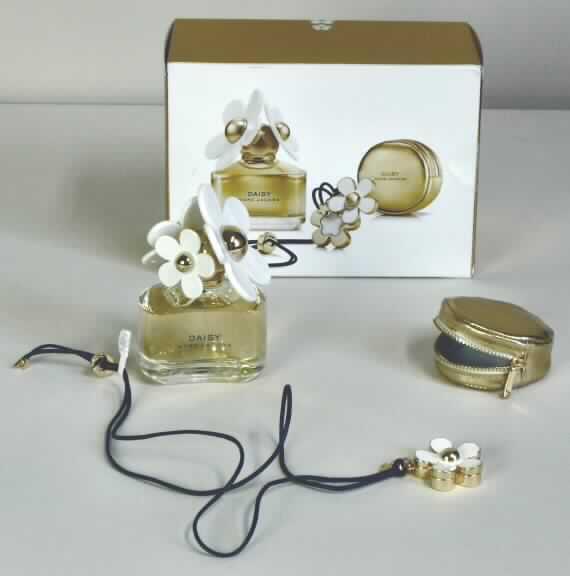 Daisy Set

Bei der vorliegenden Ware handelt es sich um eine Warenzusammenstellung bestehend aus einer Flasche Eau de Toilette mit Sprühkopf (Inhalt: 50 ml, Aufsatz in Form von zwei Blüten) und einer Halskette mit einer weißen Blüte als Anhänger zum Aufschieben. Die Blüte enthält sog. "Solid Perfume" (eine feste, weiße Masse mit einem Geruch entsprechend des Eau de Toilettes). Die Kette selbst liegt in einer kleinen, goldfarbenen Reißverschlusstasche vor. Die Bestandteile des Sets sind in einer goldfarbenen Pappfaltschachtel für den Einzelverkauf aufgemacht.

Zolltariflich liegt ein Duftwasser vor.