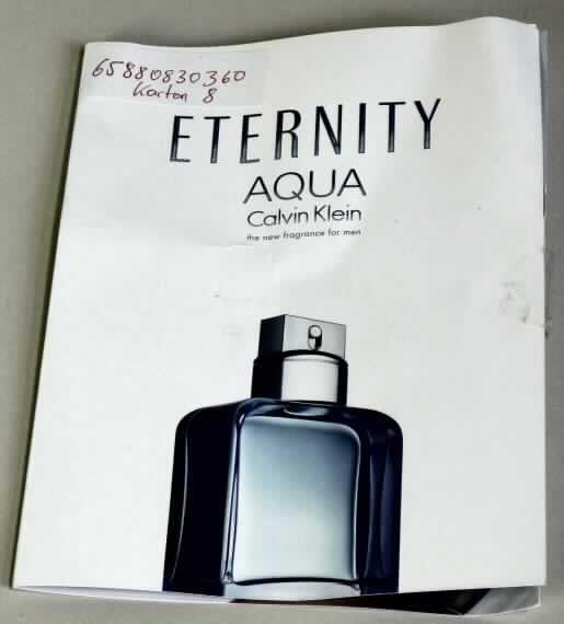 CK Aqua 

Bei der vorliegenden Ware handelt es sich um eine sog. Warenprobe eines Eau de Toilette. Die flüssige Probe liegt in einer verschweißten, bedruckten, kleinen Kunststofftasche vor, die auf einem Werbedruck angebracht ist.

Zolltariflich handelt es sich um ein Duftwasser.