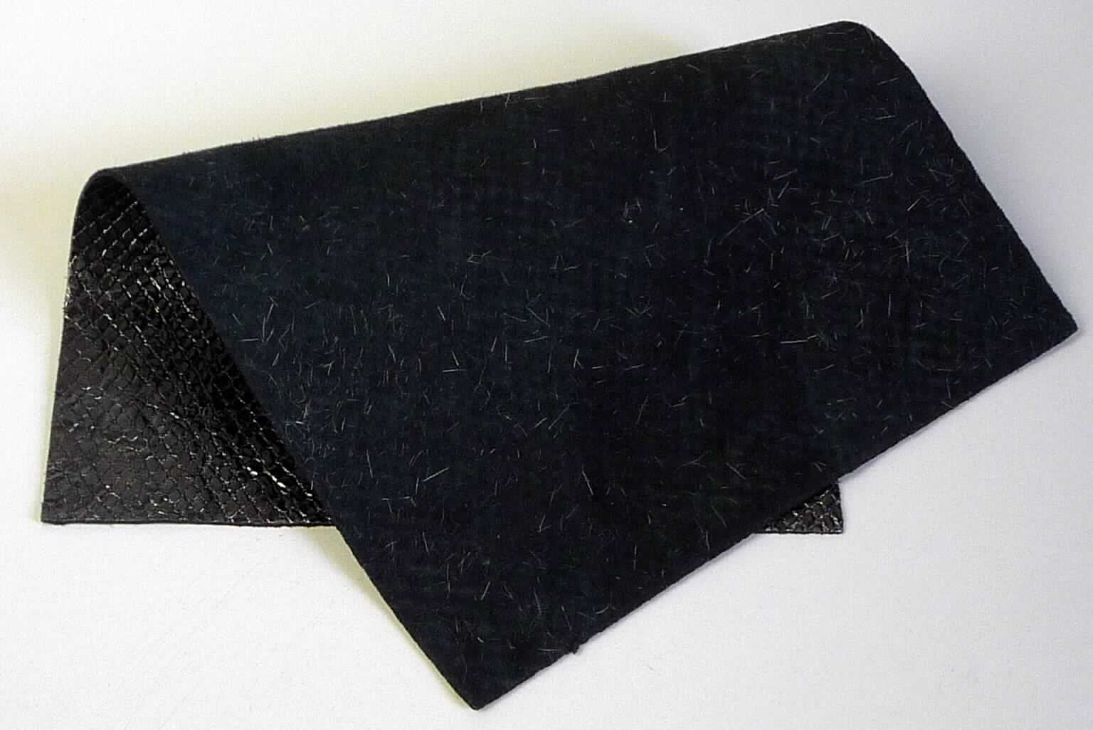 Leder, sog. ganzes Ziegenfell, Foto siehe Anlage,
- die Einreihung erfolgt anhand eines vorgelegten Abschnitts von ca. 21 cm x 15 cm und den Antragsangaben,
- laut Antrag:
- - Narbenspalt von der Ziege (Paarhufer),
- enthaart und gegerbt, 
- gefärbt und mit einer geprägten Kunststofffolie versehen (gebrauchsfertig zugerichtet).

"Nach dem Gerben oder Trocknen zugerichtetes Leder, von anderen Tieren als Rindern, Einhufern und Schafen oder
 Lämmern, enthaart, gespalten, kein Leder der Position 4114, von Ziegen oder Zickeln"
